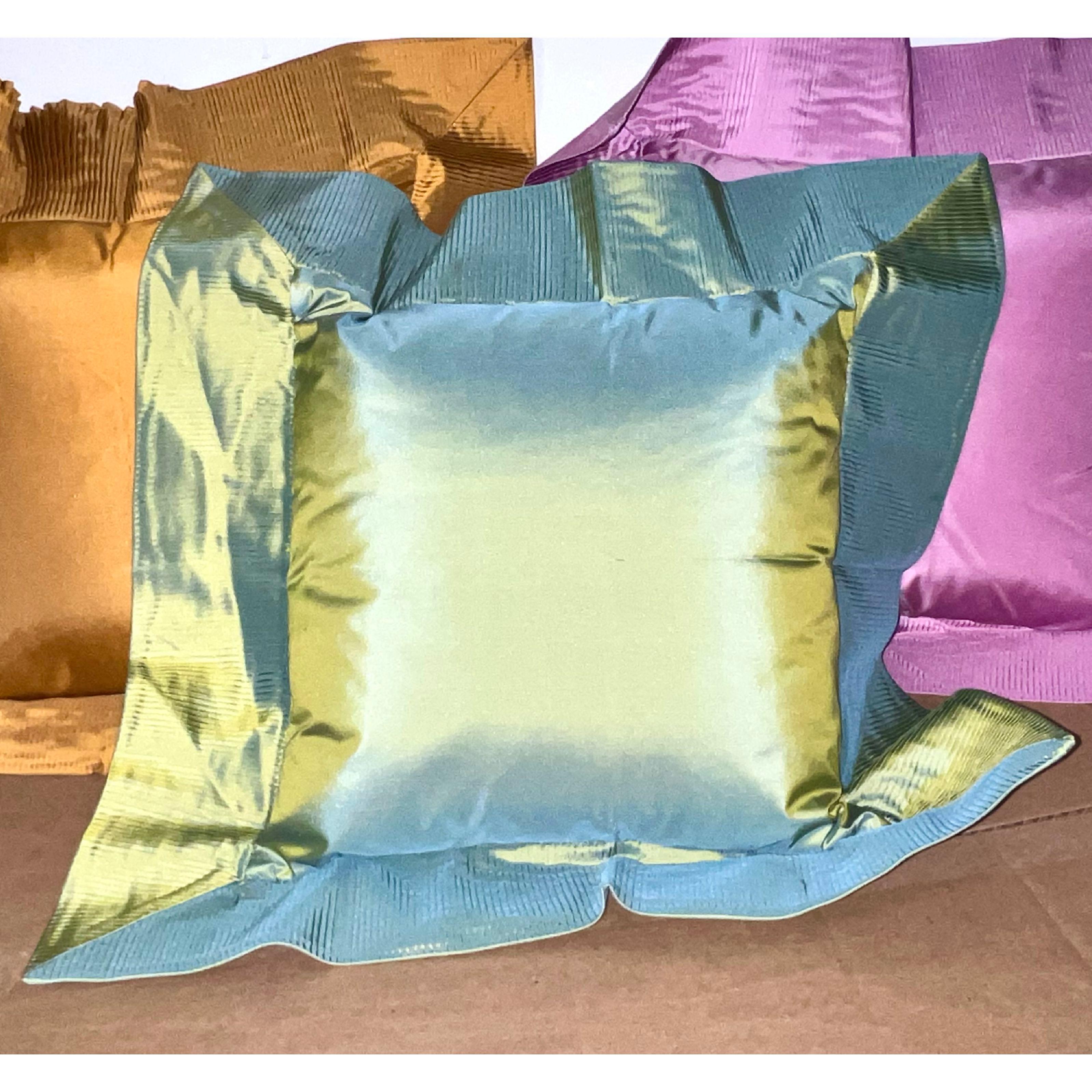 Neobarocco Cuscino decorativo a pieghe di cristallo in taffettà di seta verde salvia Origami in vendita