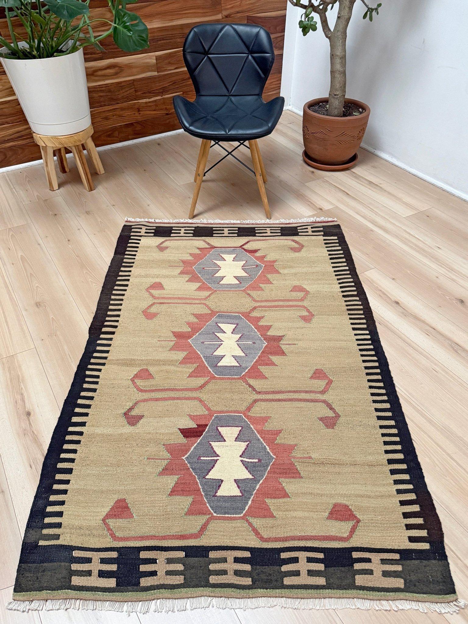Turco Greene & Greene Rosso Mut Kilim - Tappeto tribale turco a trama piatta in stile Navajo (3'x5') in vendita