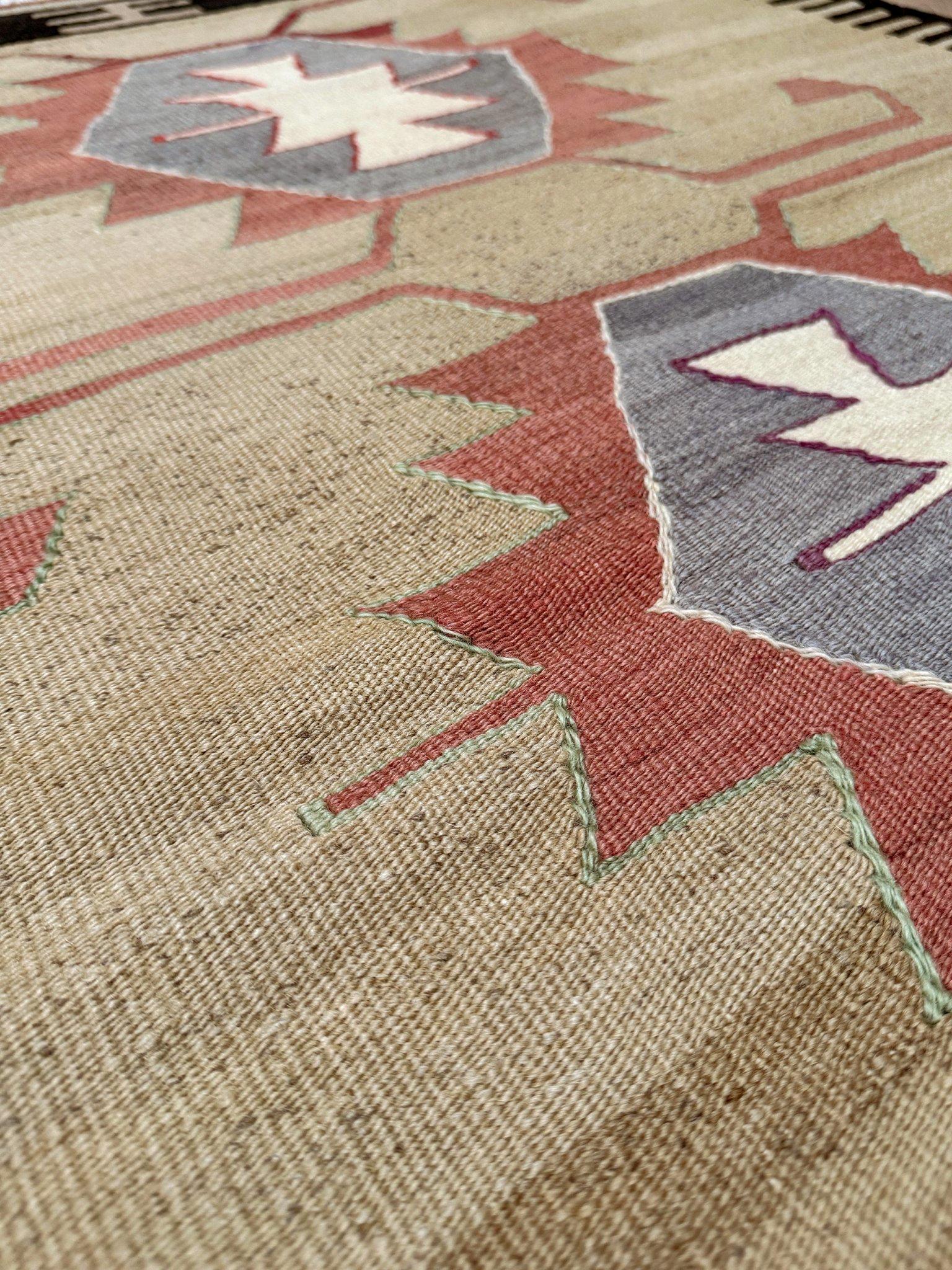 Tessuto a mano nella regione di Mut, nel sud della Turchia, questo kilim degli anni '70 presenta una disposizione di medaglioni a diamante a gradini che viene tessuta da secoli nell'Anatolia centrale e meridionale. Sebbene sia visivamente simile ai