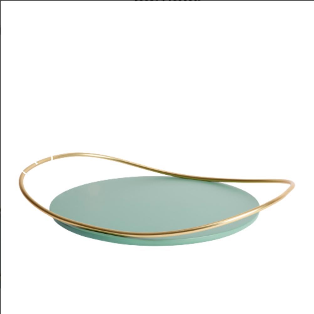 Sage Green Touché B Tablett von Mason Editions
Abmessungen: 36 × 47 × 6,7 cm
MATERIALIEN: Eisen und MDF
Farben: Taupe, Cotto, Burgunderrot, Salbeigrün, Petrolgrün

Ein leichter Metallstab, der auf der Oberfläche ruht und sich dann mit einem