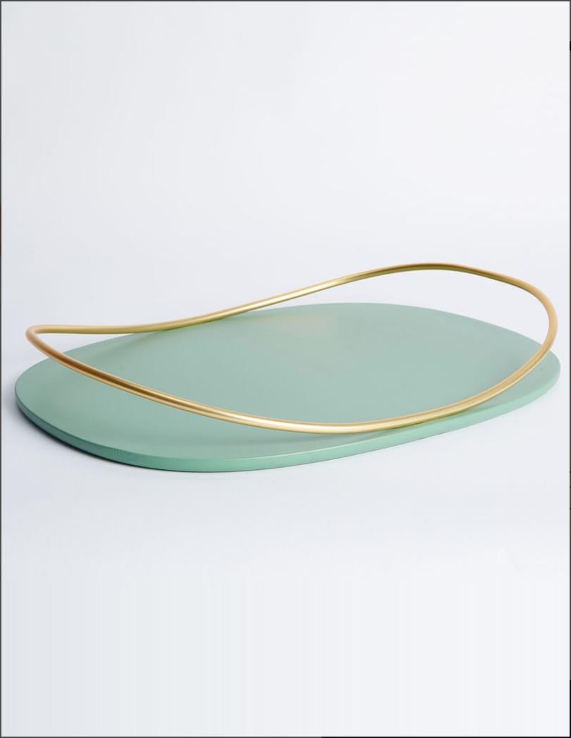 Sage green Touché C tray by Mason Editions.
Dimensions: 36 × 48 × 6.4 cm
Materials: iron and MDF
Colours: taupe, cotto, burgundy, sage green, petrol green

A light metal rod that rests on the surface and then lifts up, almost touching the