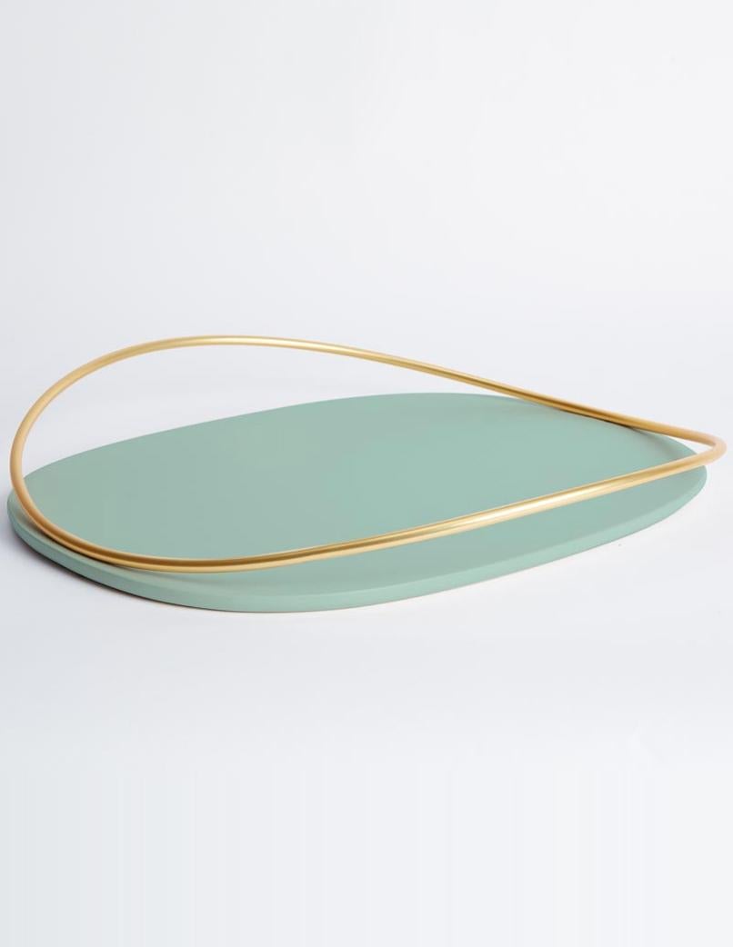 Salbeigrünes Touché D-Tablett von Mason Editions
Abmessungen: 36 × 48 × 6,4 cm
MATERIALIEN: Eisen und MDF
Farben: Taupe, Baumwolle, Burgunderrot, Salbeigrün, Petrolgrün

Ein leichter Metallstab, der auf der Oberfläche ruht und sich dann mit einem