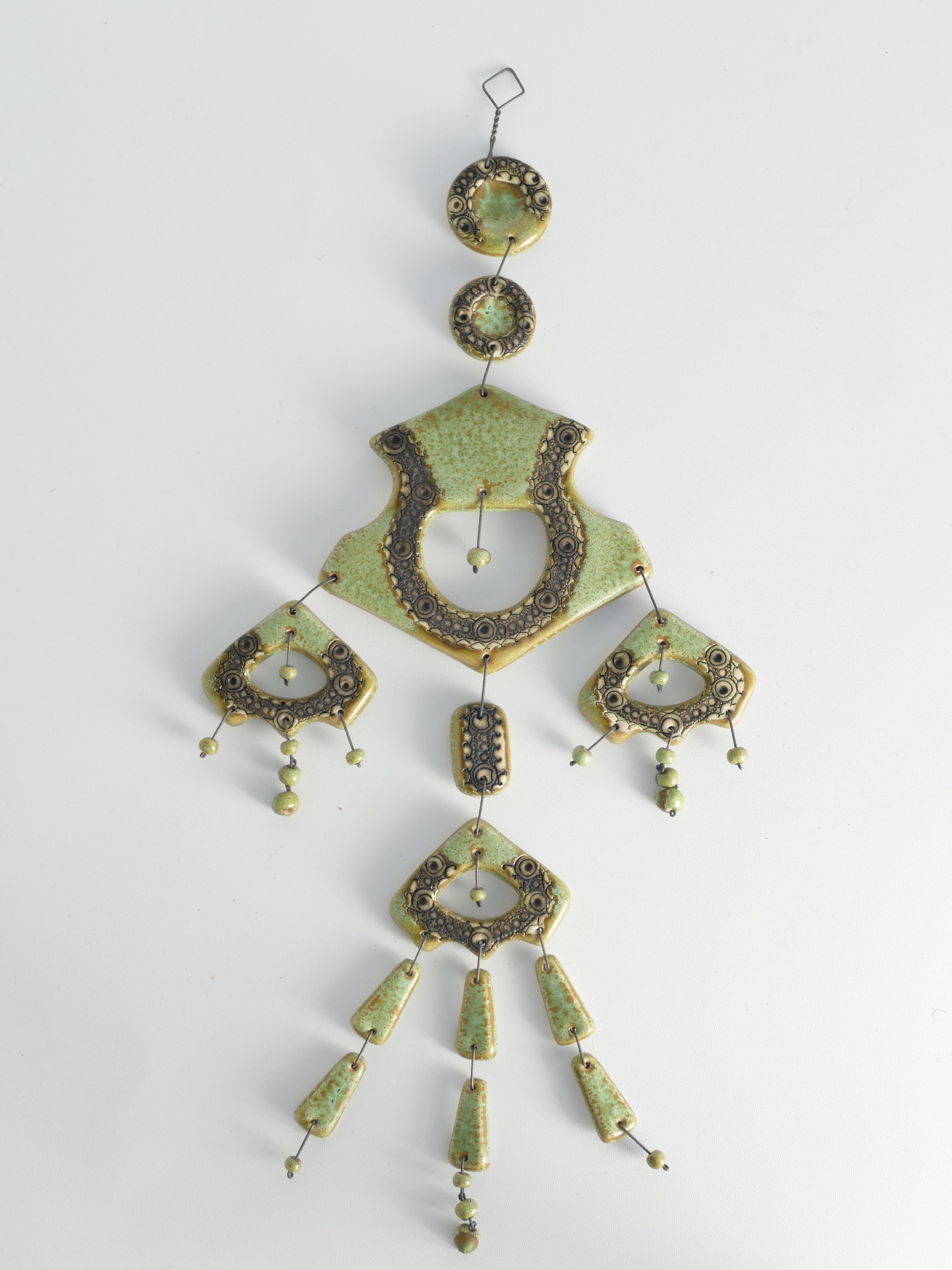 Ésta es una excepcional escultura de pared hecha a mano en verde salvia, diseñada por la modernista finlandesa Maija-Liisa Vasenius para Kalevala Koru, años 60

La pieza está firmada 
