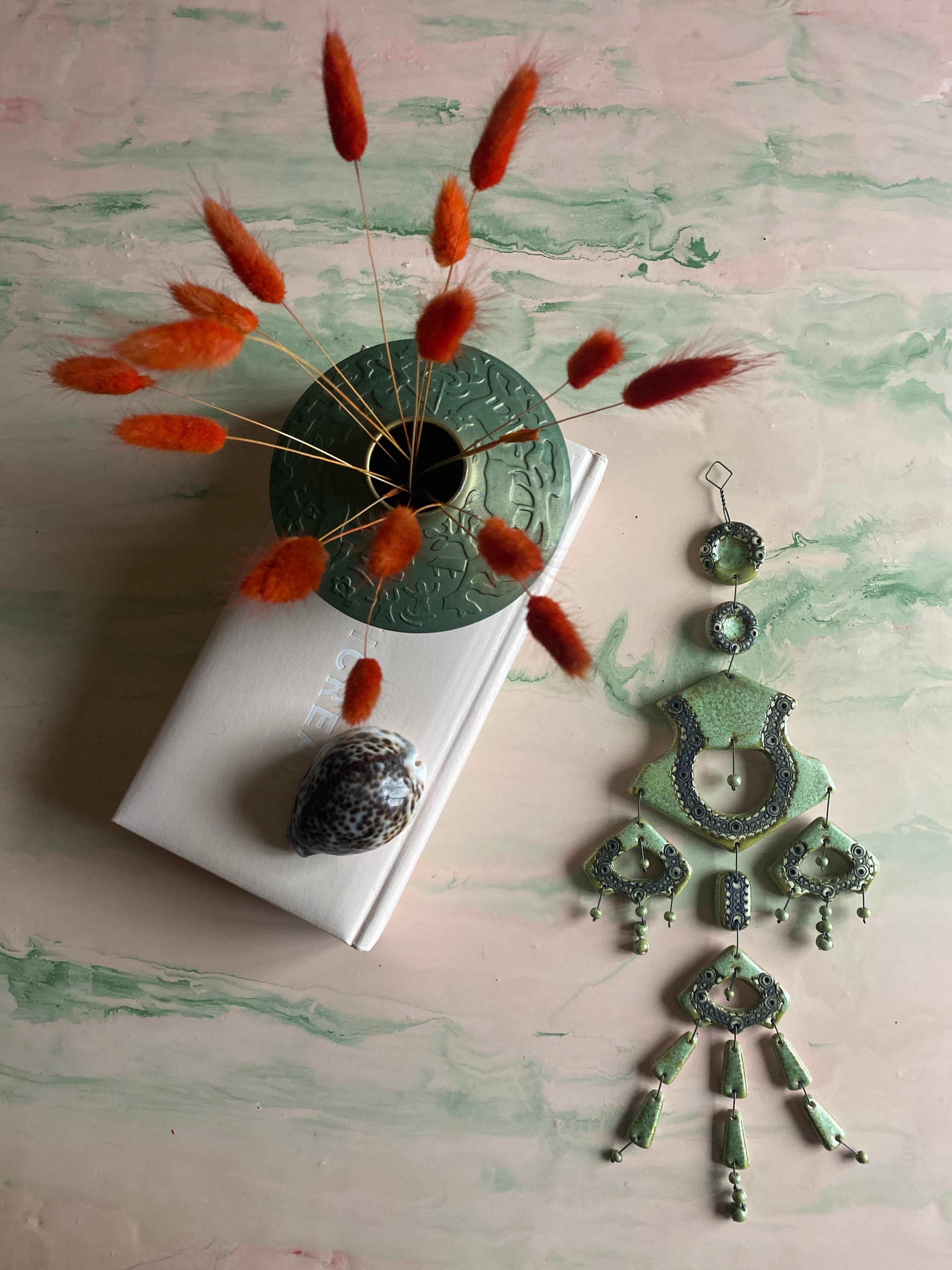 Escultura de pared verde salvia de Maija-Liisa Vasenius para Kalevala Koru, años 60 Moderno de mediados de siglo en venta