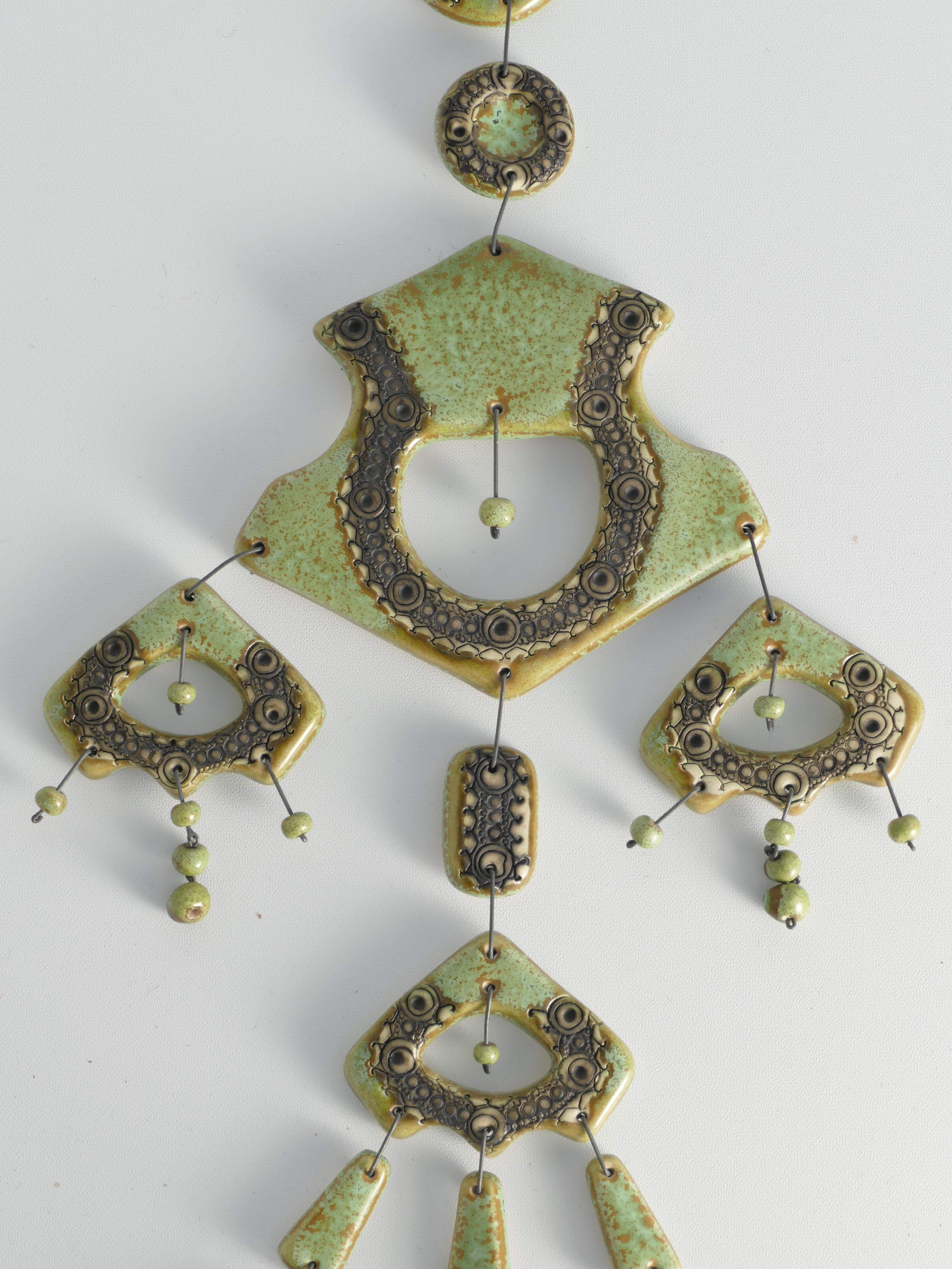 Escultura de pared verde salvia de Maija-Liisa Vasenius para Kalevala Koru, años 60 Glaseado en venta