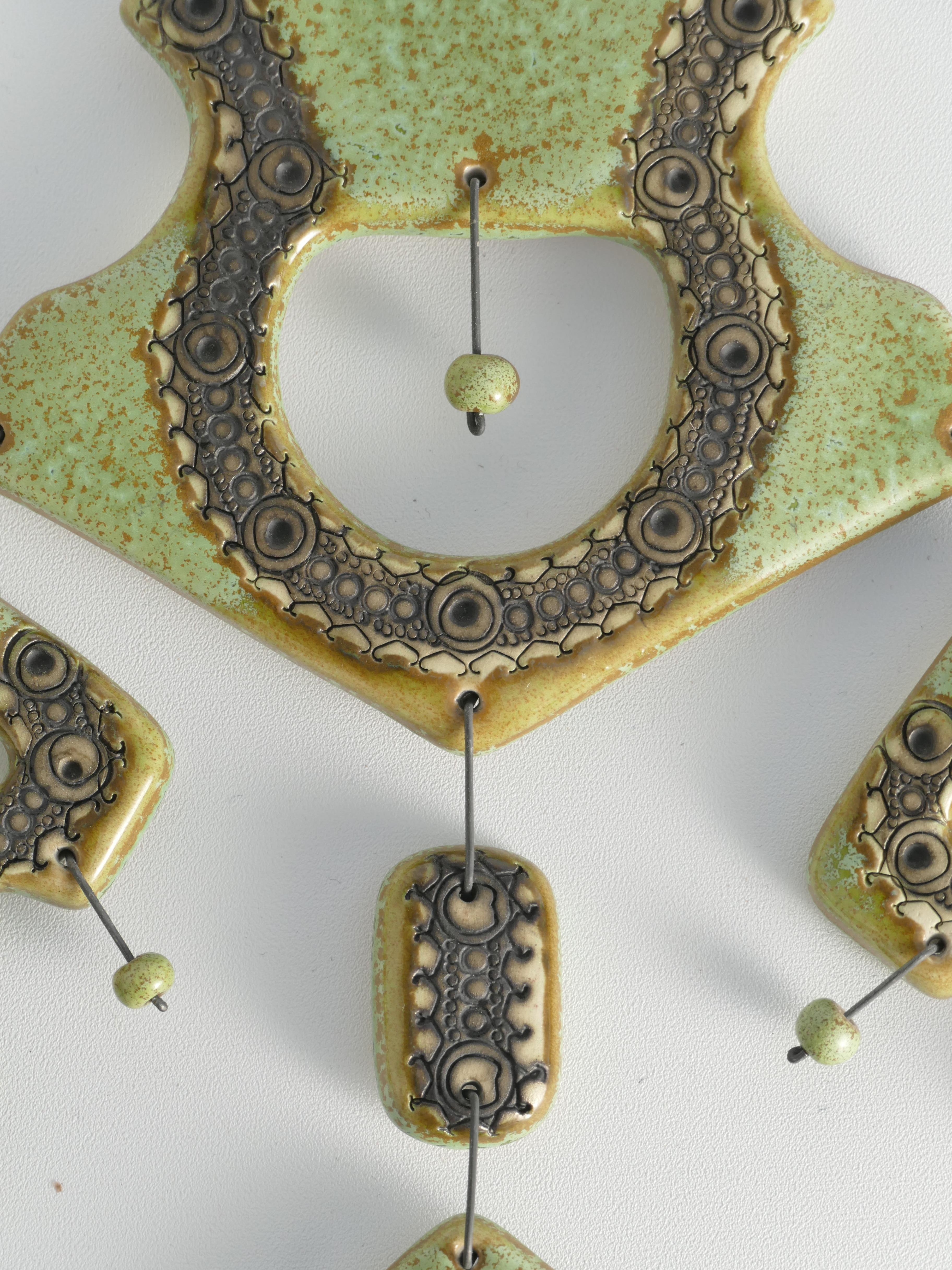 Escultura de pared verde salvia de Maija-Liisa Vasenius para Kalevala Koru, años 60 en Bueno estado para la venta en Grythyttan, SE