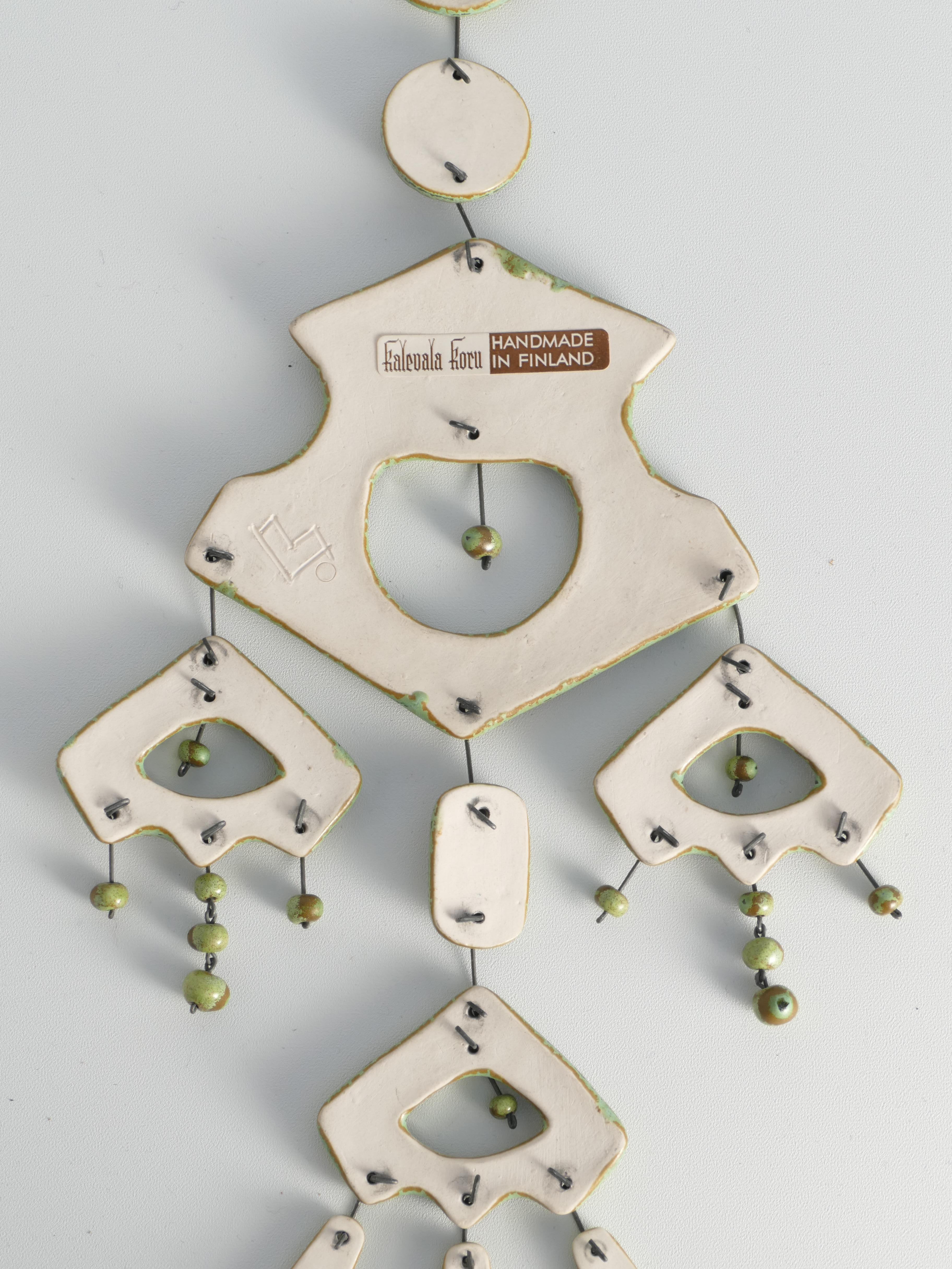 Escultura de pared verde salvia de Maija-Liisa Vasenius para Kalevala Koru, años 60 Cerámico en venta