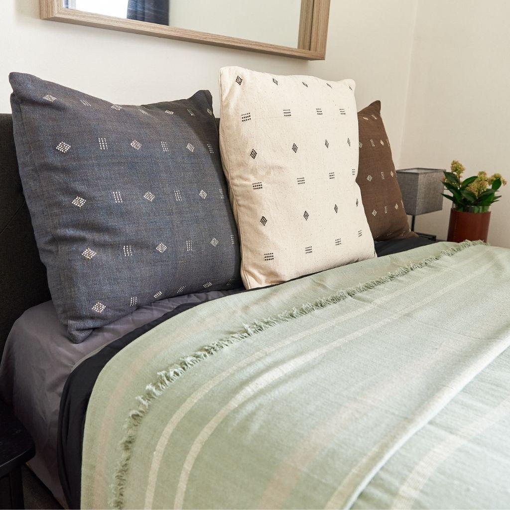 Moderne Couverture de lit King Size Sage en coton biologique avec abat-jour vert pastel crème en vente