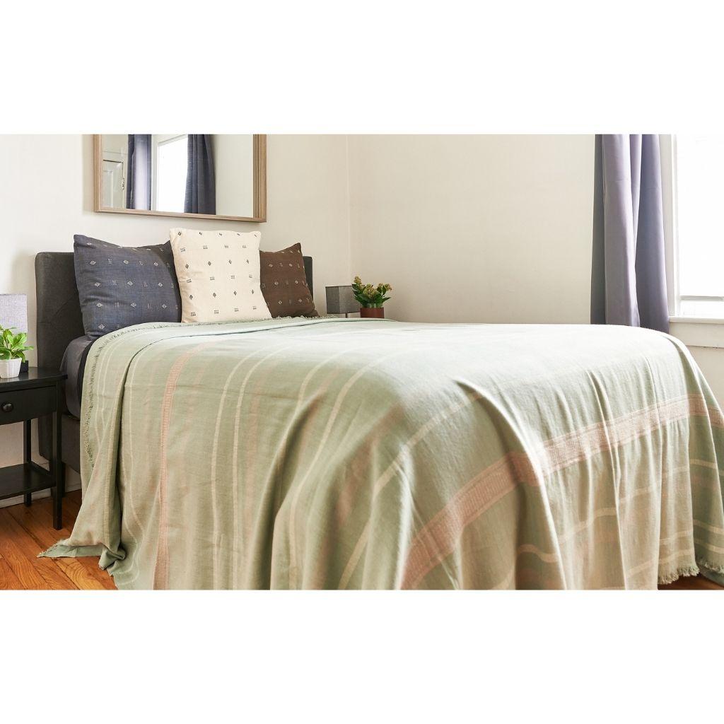 Népalais Couverture de lit King Size Sage en coton biologique avec abat-jour vert pastel crème en vente