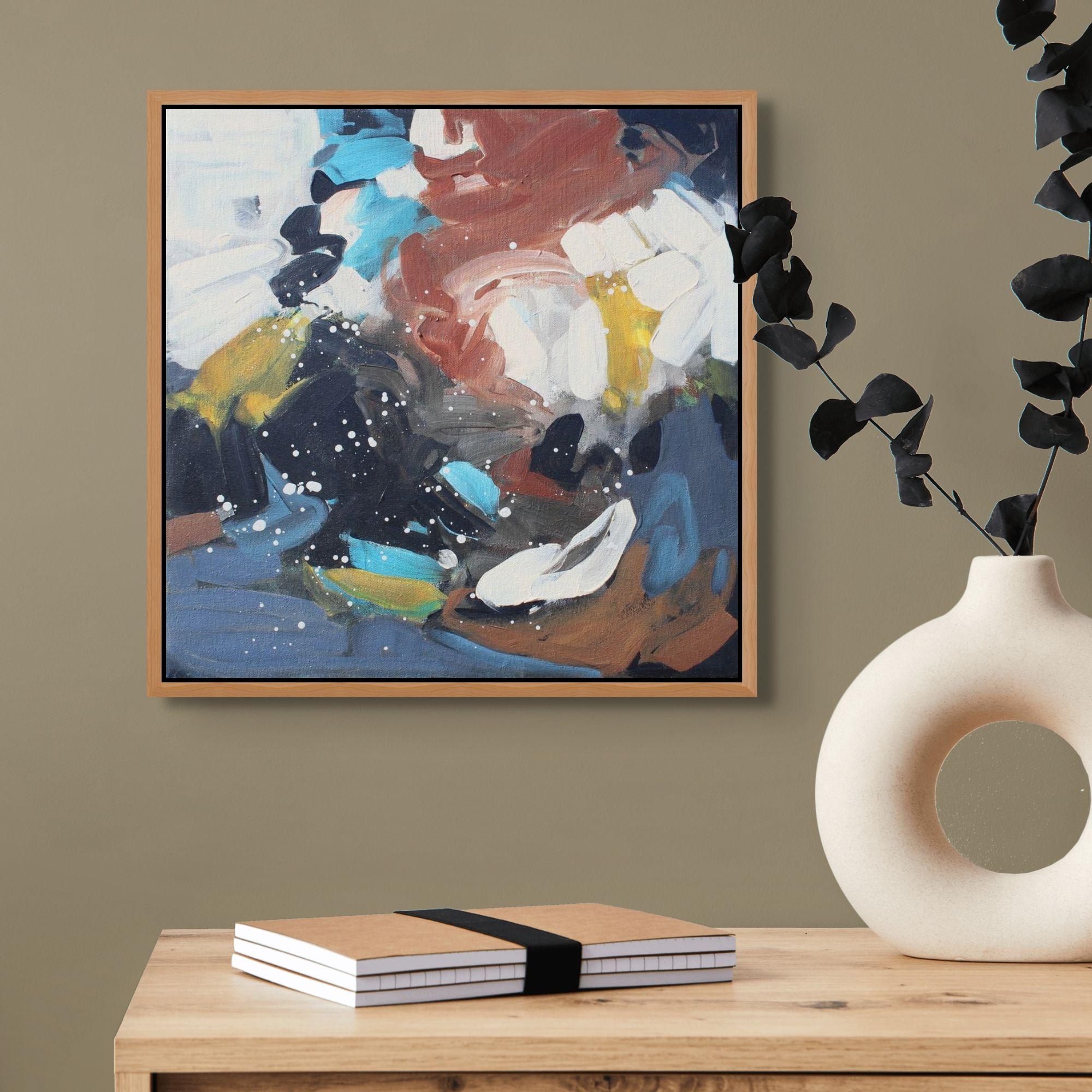 Este pequeño cuadro abstracto tiene unas pinceladas muy expresivas. Una visita obligada de cerca. Pintada en tonos tierra y neutros en gris, negro, marrón, crema, con acentos en azul cerúleo y amarillo dorado. También hay un poco de salpicaduras