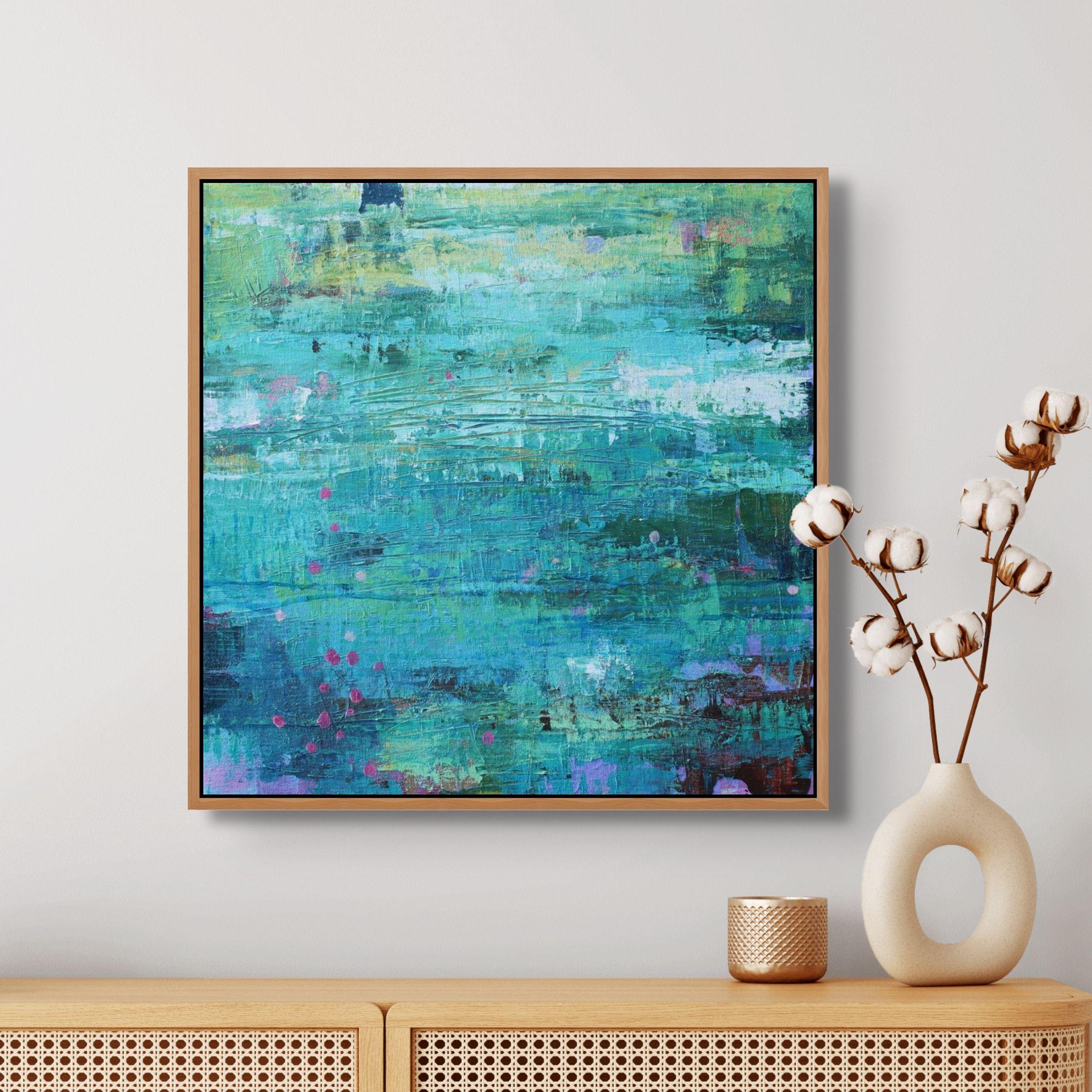 Dieser abstrakte Seerosenteich erinnert an einen Monet, wenn er vielleicht abstrakt gearbeitet hätte. Gemalt in verschiedenen Blau- und Grüntönen mit Akzenten in Violett und Weiß mit Acrylfarben und Acryltinten. Gemalt in vielen Schichten mit