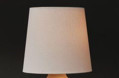 Lampada da tavolo in ceramica con piedistallo Sage