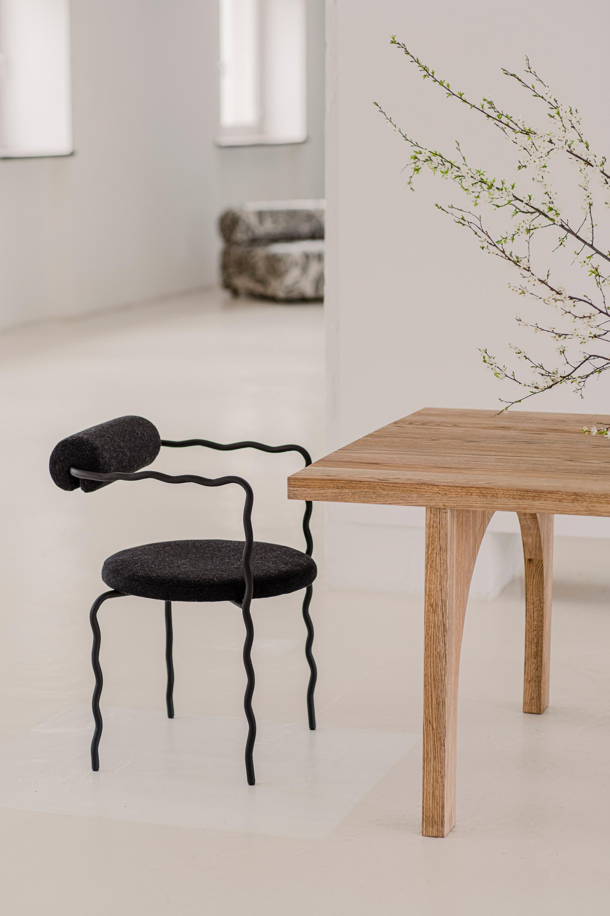 Stahlstuhl mit hochwertigem Stoff von Dedar Milano. Entworfen von Monika Szyca-Thomas für The Good Living&Co im Jahr 2022. Die Stühle werden zu 100 % von Hand in einer kleinen, 1927 gegründeten Werkstatt hergestellt.

Die Polsterung wird nach dem