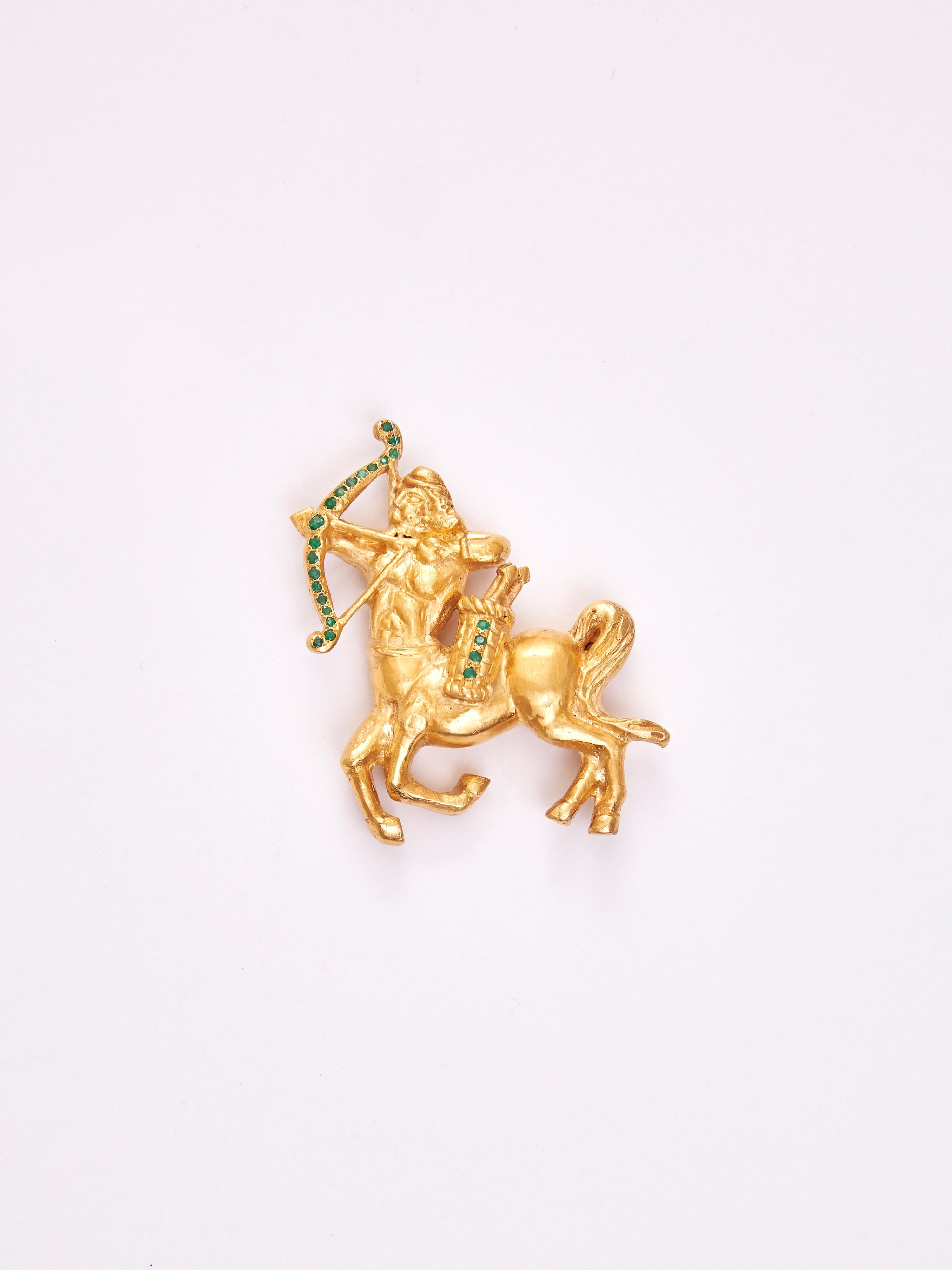 Dieser exquisite Schütze-Anhänger aus der Collection'S Tawiz verkörpert den kühnen und abenteuerlustigen Geist des Bogenschützen. Das aus 22,07 g Silber gefertigte und mit 24-karätigem Gold (0,150 g) vergoldete Schmuckstück fängt die Essenz des
