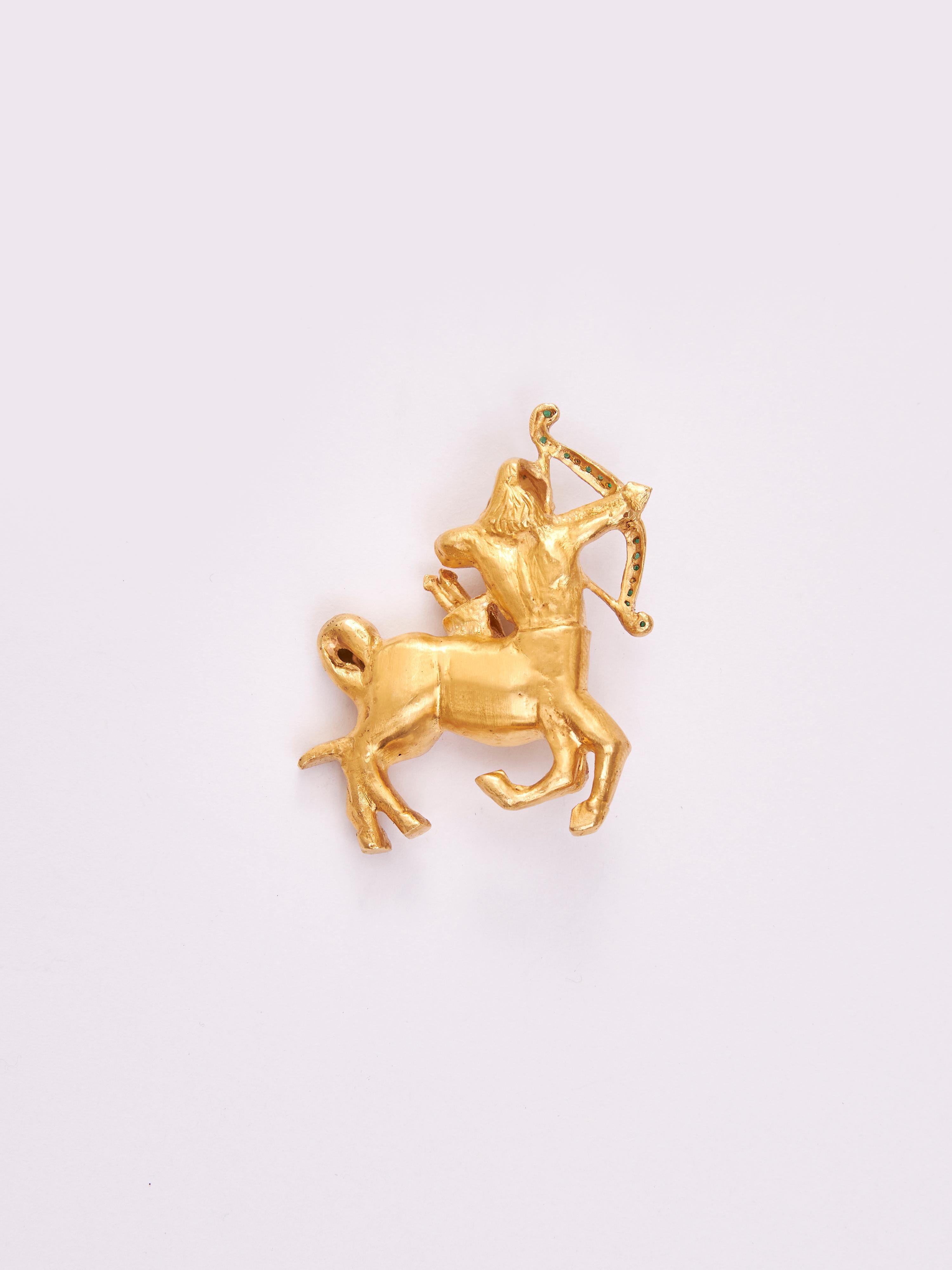 Saggitarius Zodiac Anhänger aus Silber, 24k Goldplattierung & Smaragd (Revival) im Angebot