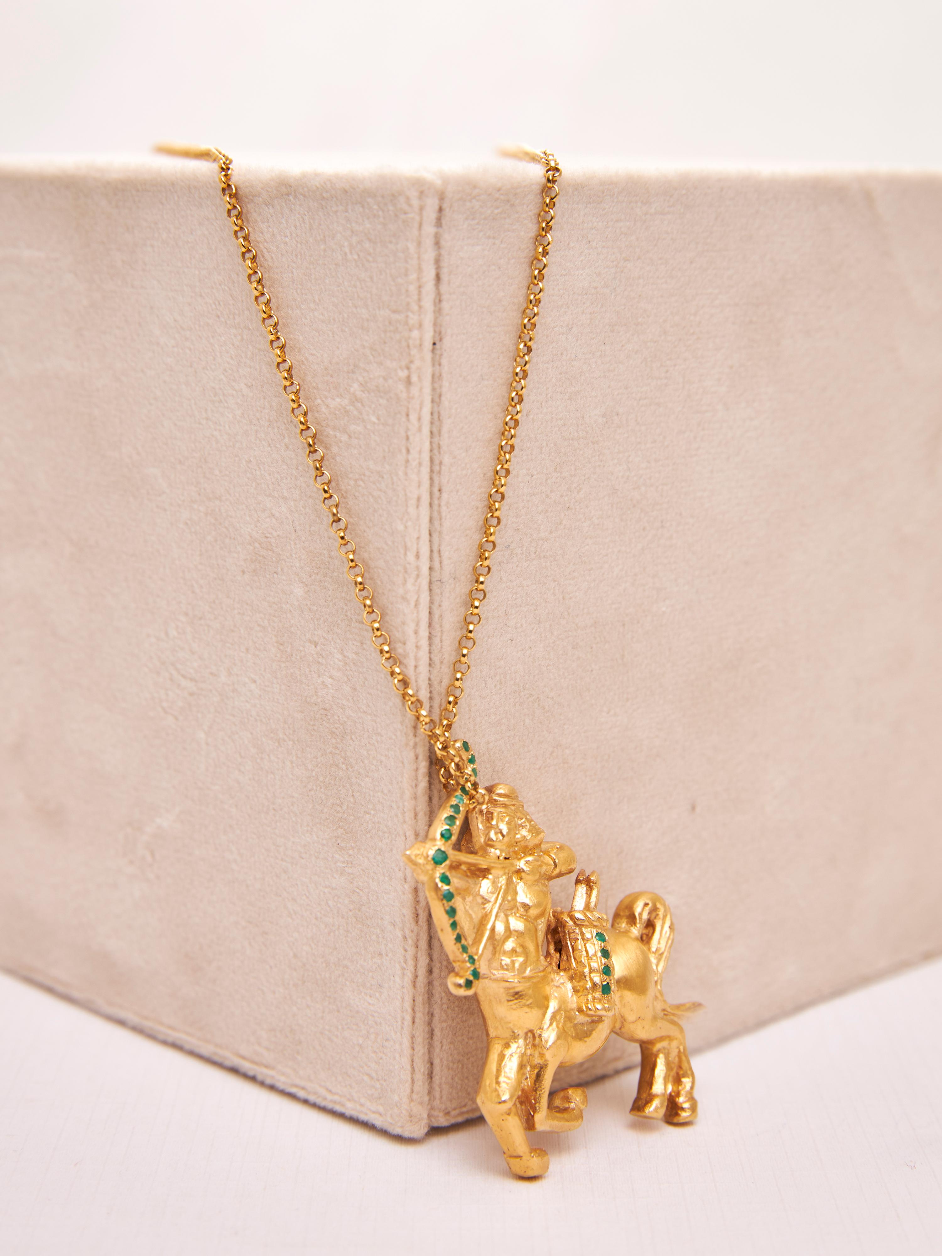 Saggitarius Zodiac Anhänger aus Silber, 24k Goldplattierung & Smaragd (Rundschliff) im Angebot