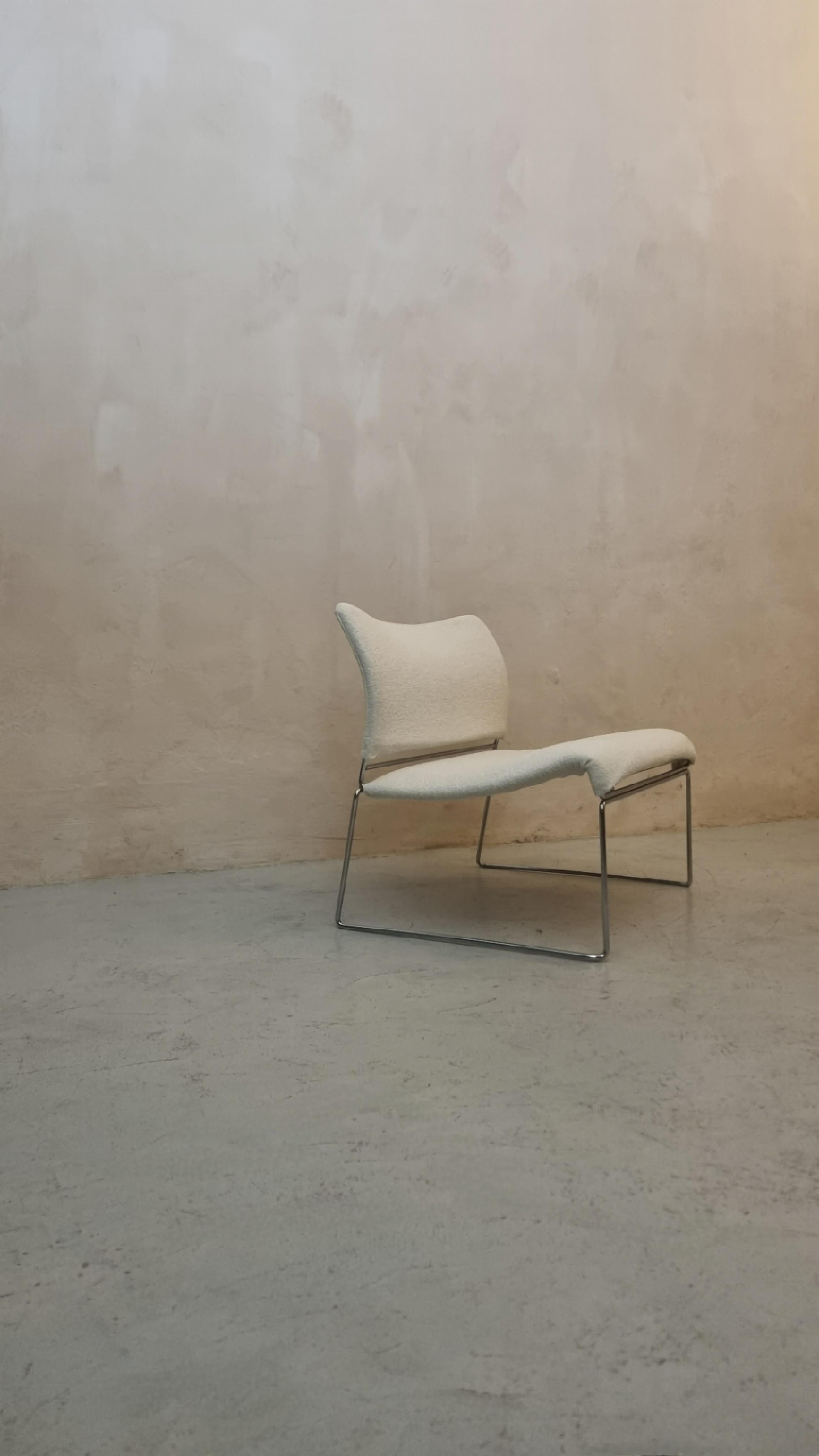 Sillón Saghi diseñado por  Kazuhide Takahama para Simon Gavina, Italia 1970.
Armazón de metal cromado, tapizado en suave tela de algodón, excelente estado, restaurado.

Kazuhide Takahama (1930 - 2010) nació en la isla japonesa de Kyushu. En 1953 se