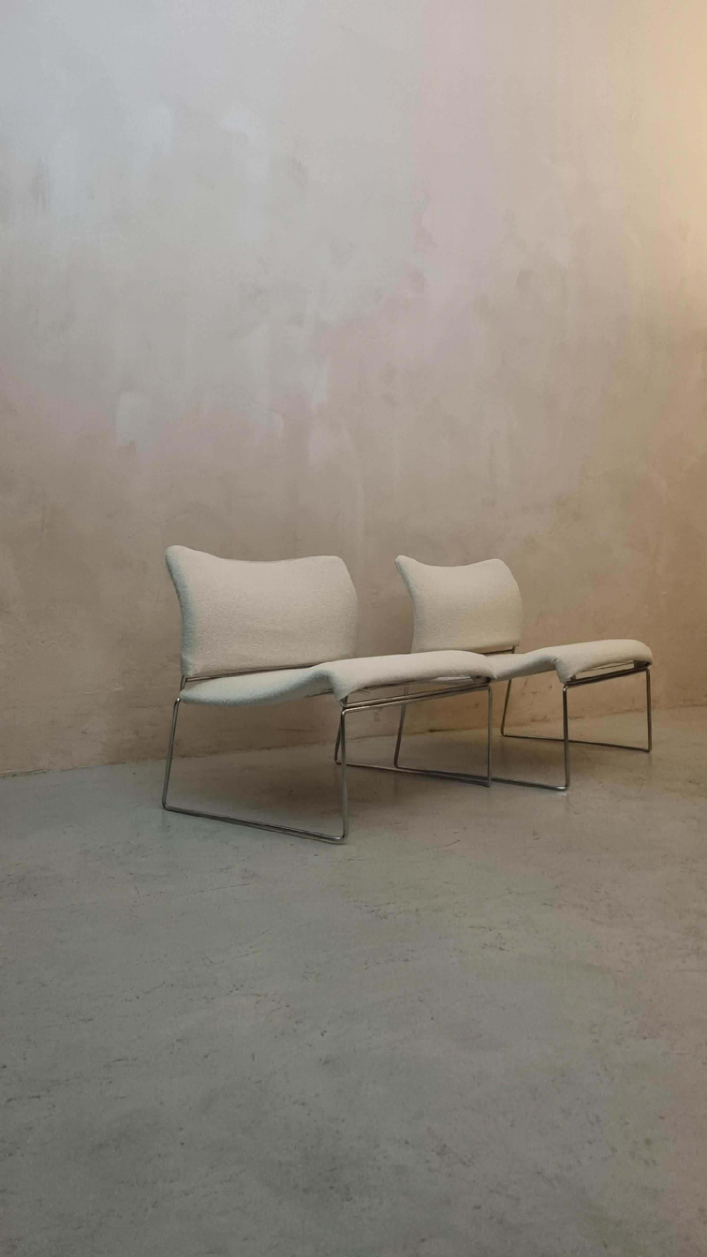 Pareja de sillones Saghi diseñados por  Kazuhide Takahama para Simon Gavina, Italia 1970.
Armazón de metal cromado, funda de tela de algodón suave, etiqueta del fabricante.

Kazuhide Takahama (1930 - 2010) nació en la isla japonesa de Kyushu. En