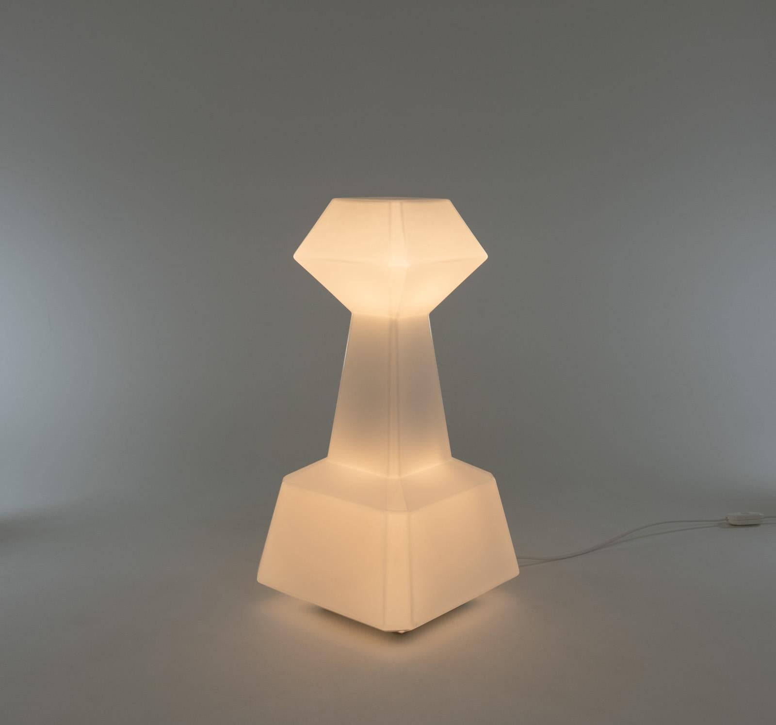 Lampe de table Sagoma conçue par Toni Zuccheri et fabriquée par VeArt, Murano, dans les années 1970.

Le diffuseur est en verre soufflé blanc opalin. L'intérieur en métal peint comprend deux porte-ampoules, ce qui permet à la lampe relativement