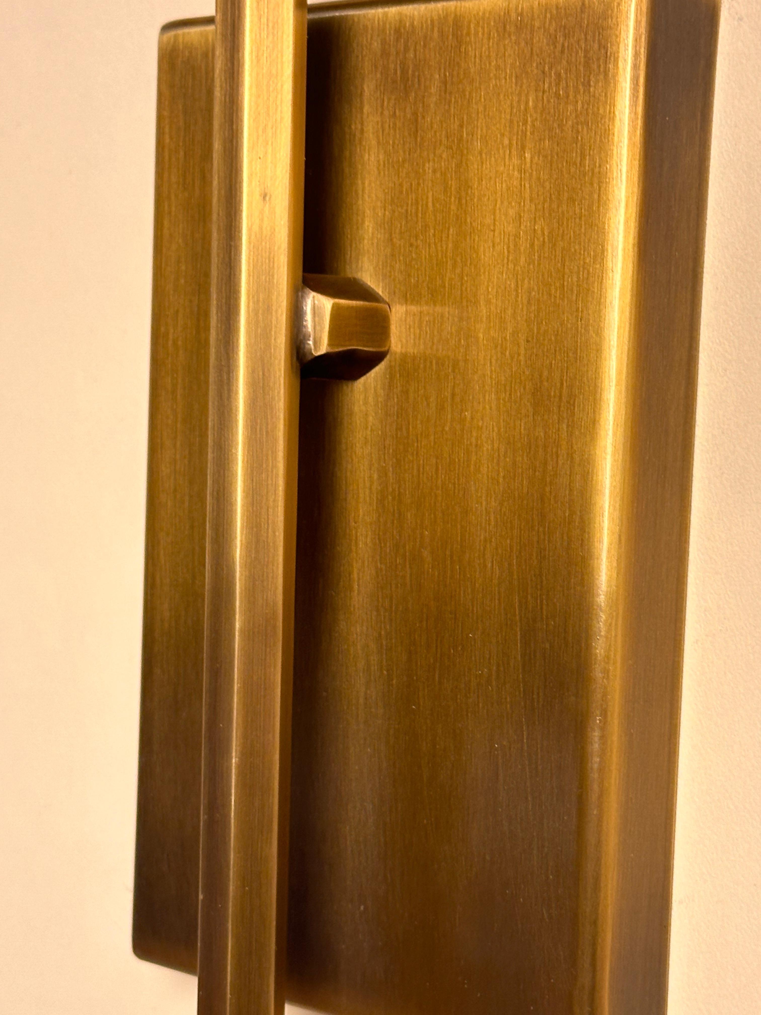 Aplique de pared de latón con pantalla Sagovia de estilo moderno de mediados de siglo en venta 1