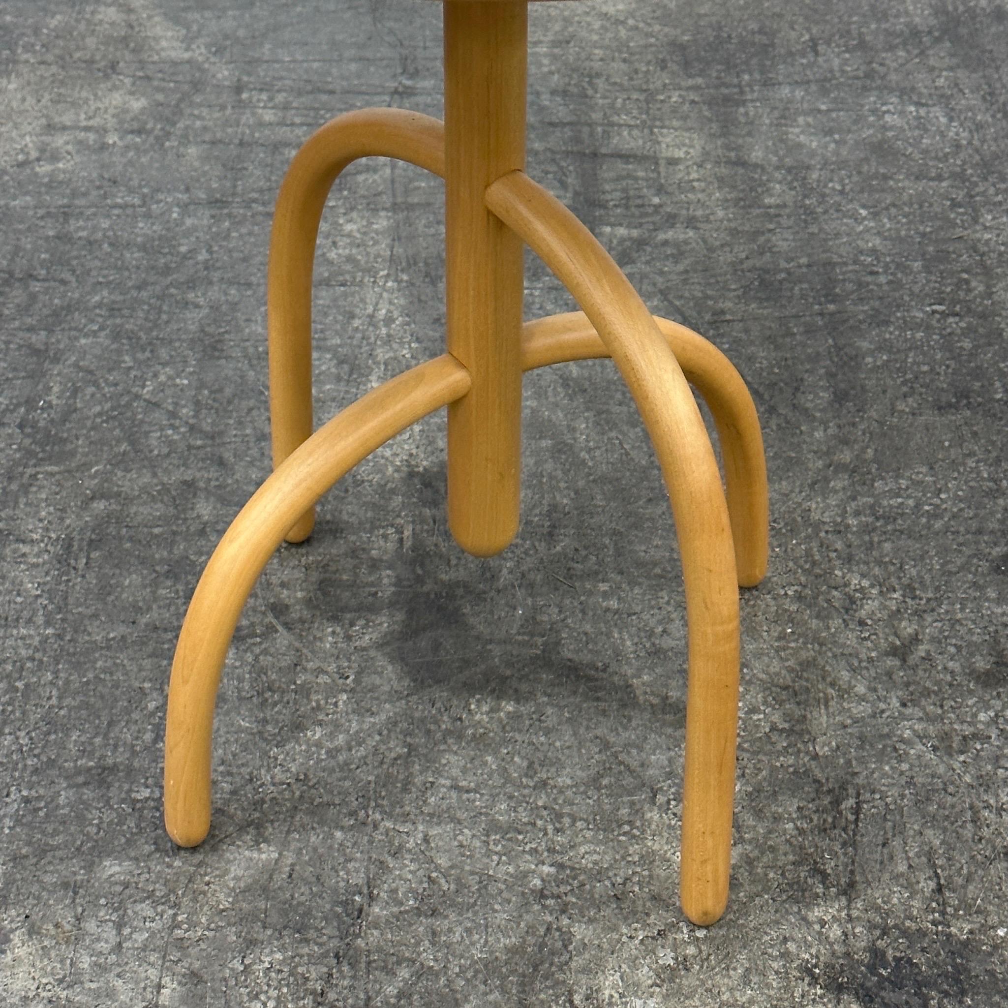 c. 1993. Le prix est celui de l'ensemble. Contactez-nous si vous souhaitez acheter un seul article. Fabriqué en bois d'érable et conçu par Lawrence Laske, 1993. Signé