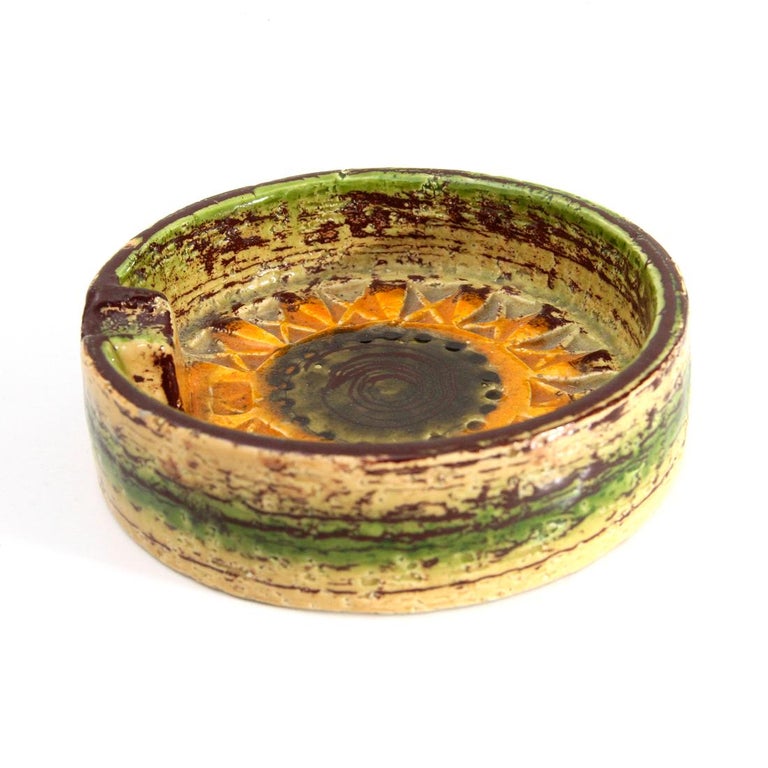 Ashtray produced in the 1960s by Bitossi based on a design by Aldo Londi.
Colored and enameled ceramic from the Sahara series.
Good general condition.

Dimensions: Diameter 12.5 cm, height 3.5 cm.