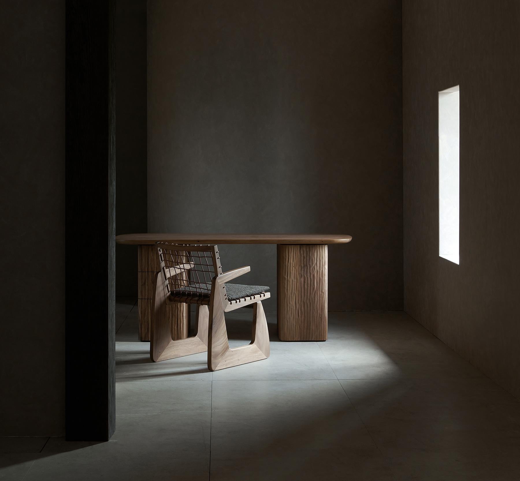 Scrivania Sahara di DAaZ
Dimensioni: P 75 x L 180 x H 75 cm.
Materiali: Legno di Albizzia.


DAaZ Furniture onora lo spirito di avventura. Accettiamo l'evasione dall'ordinario e ci rallegriamo della magia che si trova nell'inaspettato. La nostra