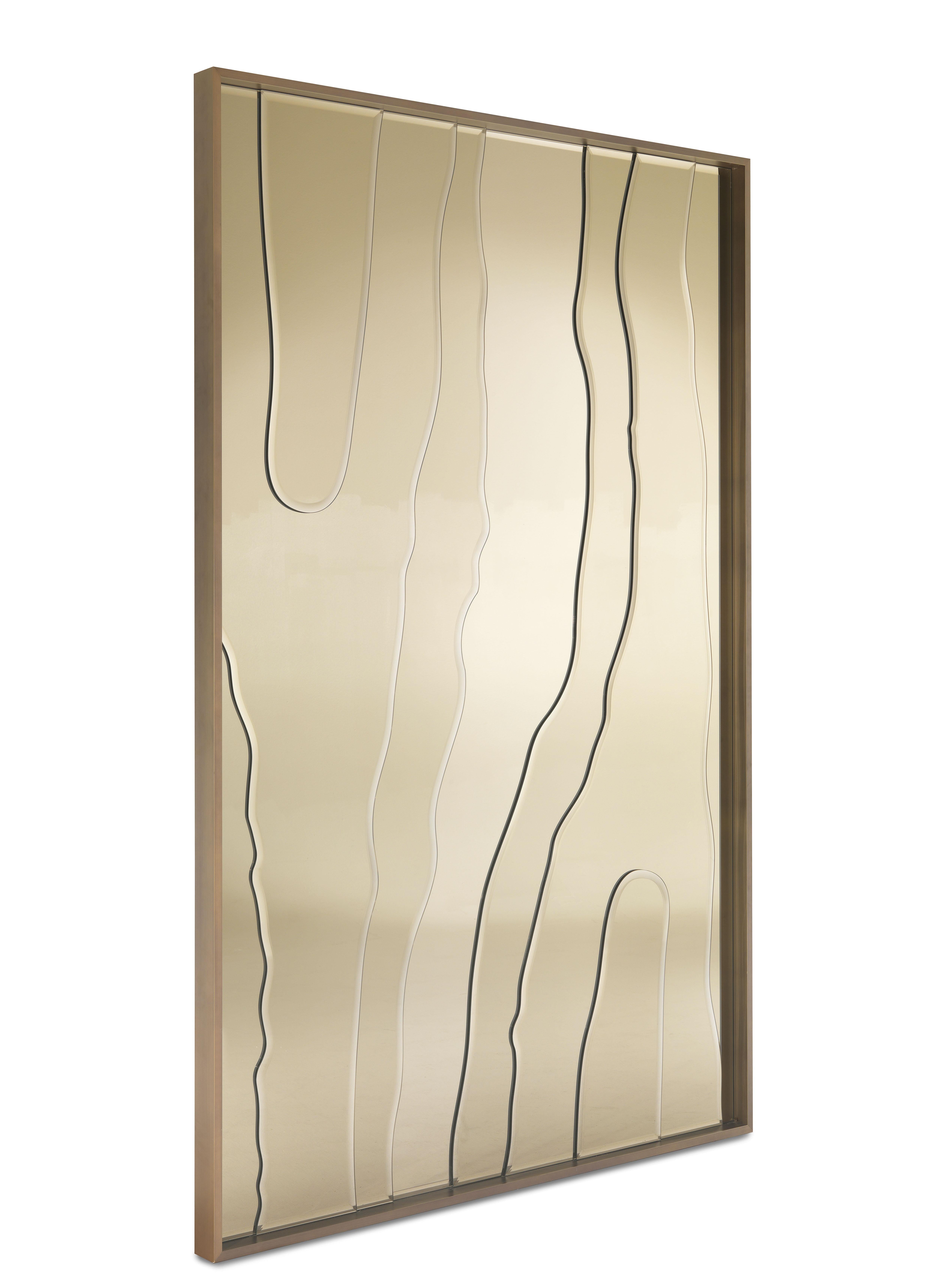 Sahara Standspiegel mit mehrschichtiger Holzstruktur, bedeckt mit einem abgeschrägten Bronzespiegel. Gestell aus Metall in gebürsteter Bronzeausführung.