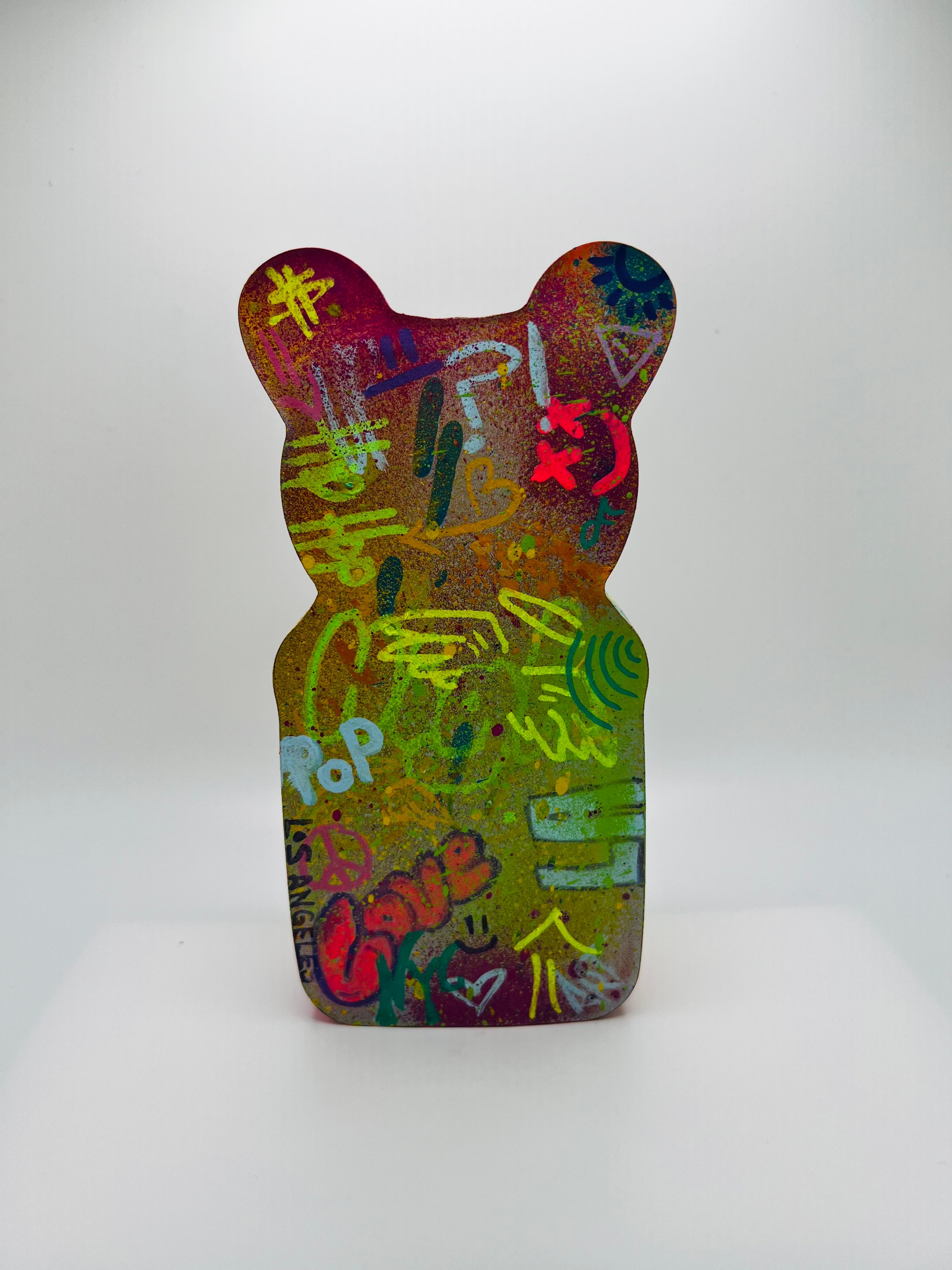 Graffiti Gummy bear 1, street art, pop art, coloré, contemporain, sculpture - Contemporain Sculpture par Sahara Novotny