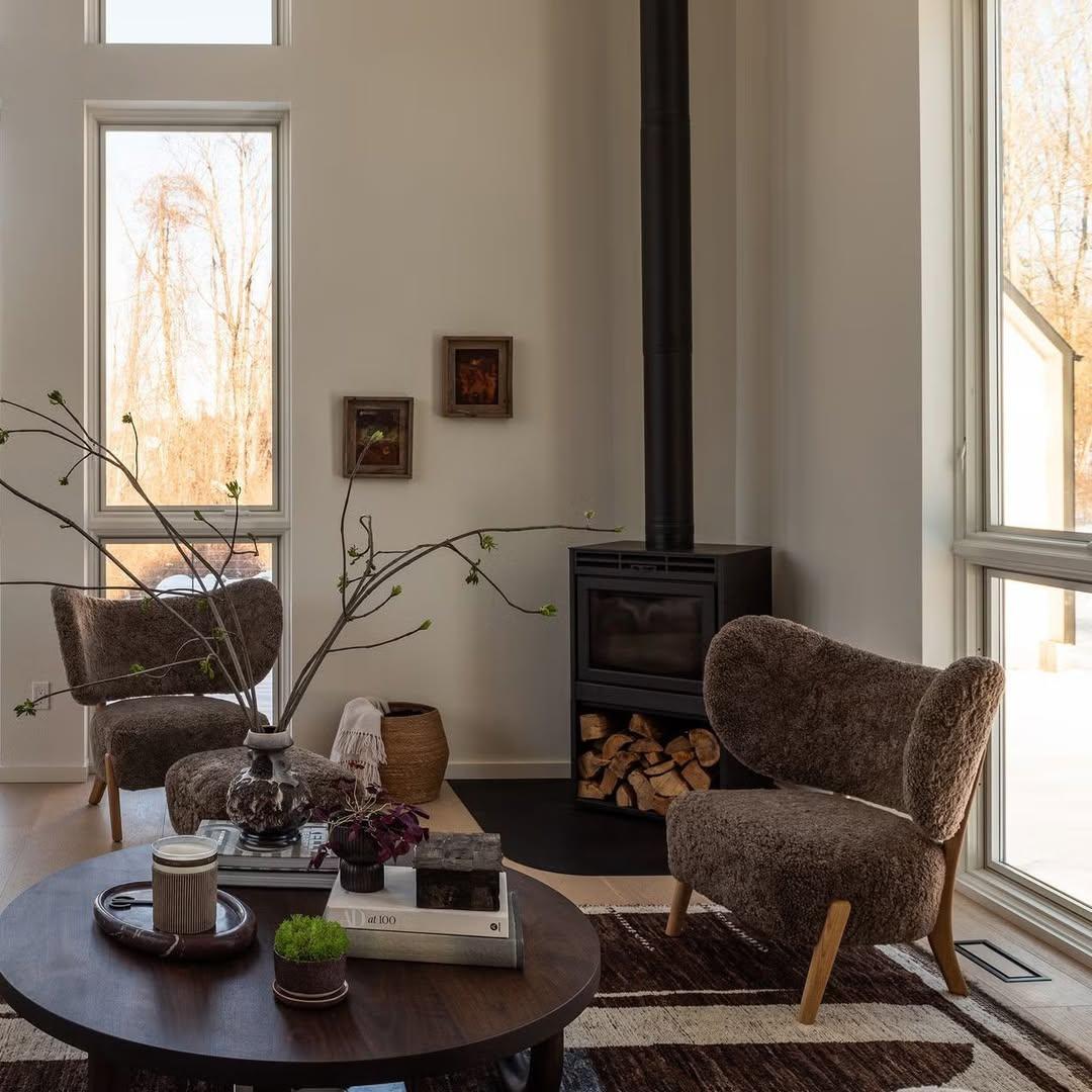 XXI secolo e contemporaneo Divano a due posti Mocha Brown ARCH in Oak e pelle di pecora Sahara di Mazo Design in vendita