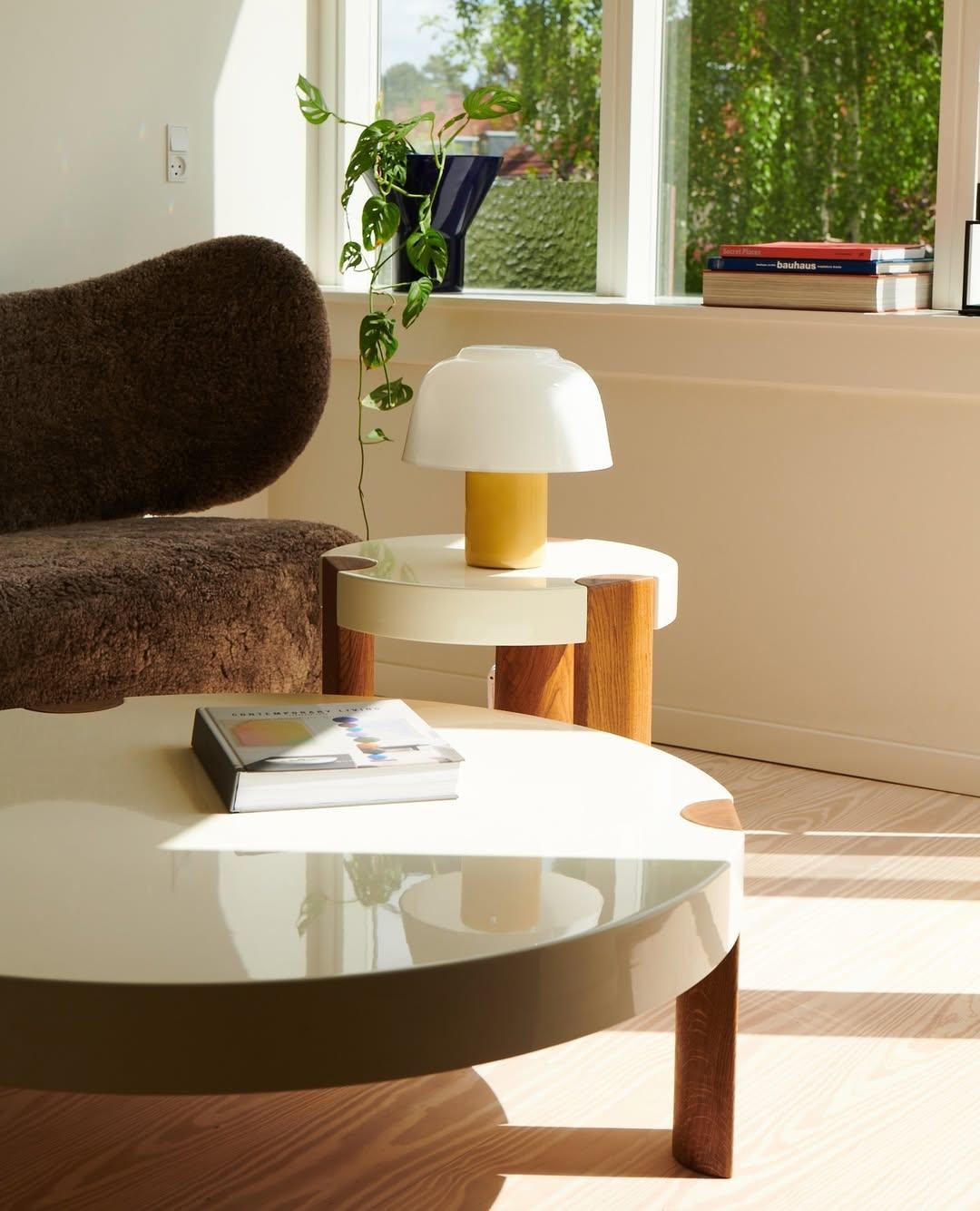 Mocha TMBO Lounge Chair & Pouf Set aus Eiche und Sahara Schafsleder von Mazo Design im Zustand „Neu“ im Angebot in Geneve, CH