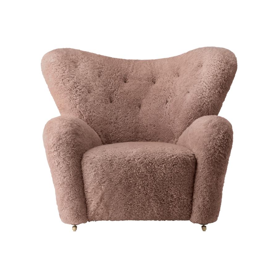 Sahara Sheepskin the tired man lounge chair by Lassen
Dimensions: W 102 x D 87 x H 88 cm 
Materials: Sheepskin

Flemming Lassen designed the overstuffed easy chair, The Tired Man, for The Copenhagen Cabinetmakers’ Guild Competition in 1935. It