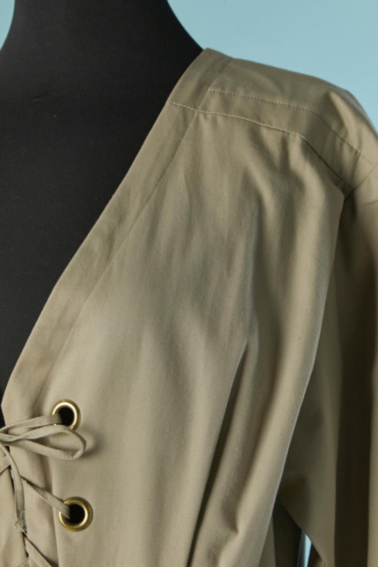Kleid aus Saharienne-Baumwolle mit Schnürung und goldener Metallöse auf der Vorderseite. Tasche auf beiden Seiten.
GRÖSSE L 