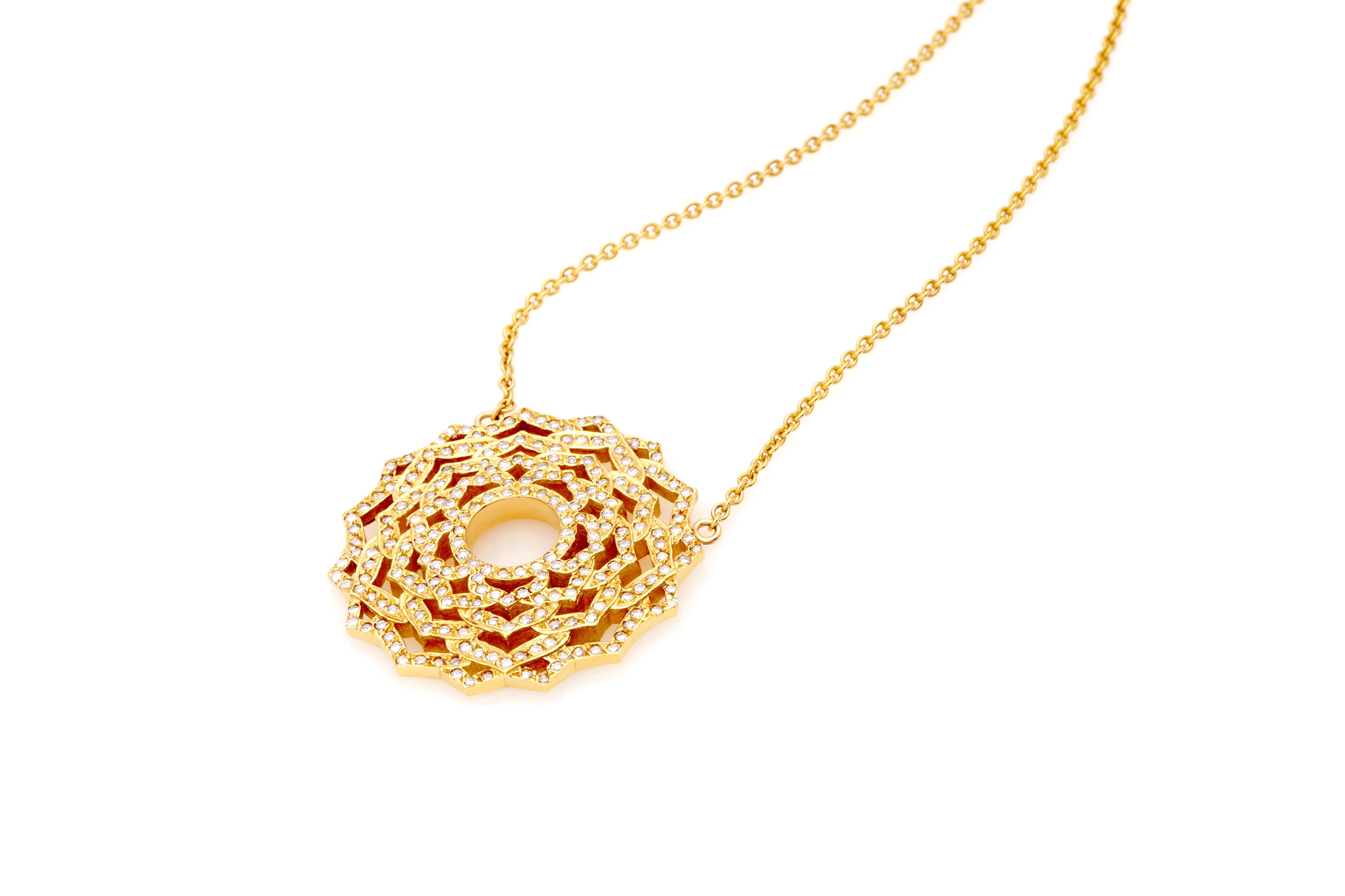 Contemporain Sahasrara, collier pendentif yoga Chakra en or 18 carats avec diamants pavés  en vente
