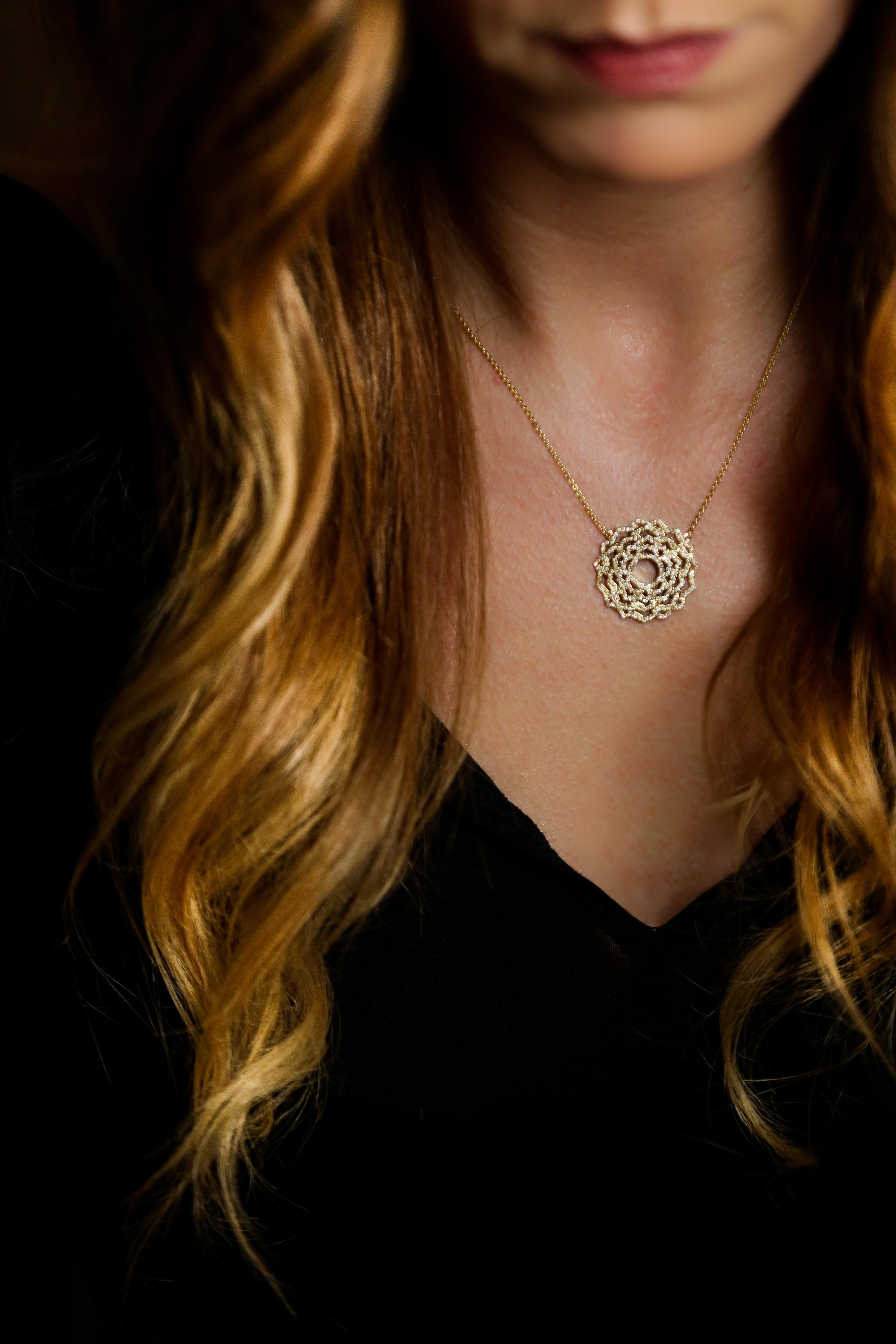 Collier pendentif avec diamants inspiré par le Sahasrara Chakra du Yoga, le chakra de la couronne, fabriqué à la main en or rose 14 carats. Le Sahasrara Chakra est le centre mental de notre corps, situé au sommet de la tête. Il est fortement lié à