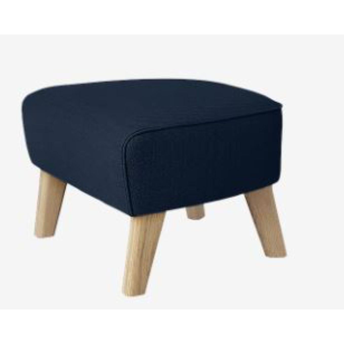 Sahco Zero 6 mi propia silla reposapiés by Lassen
Dimensiones: P 58 x An 56 x Al 40 cm 
Materiales: Textil, roble natural, 
También disponible en distintos colores y materiales.
Peso: 18 Kg

El reposapiés my own chair se ha diseñado con el