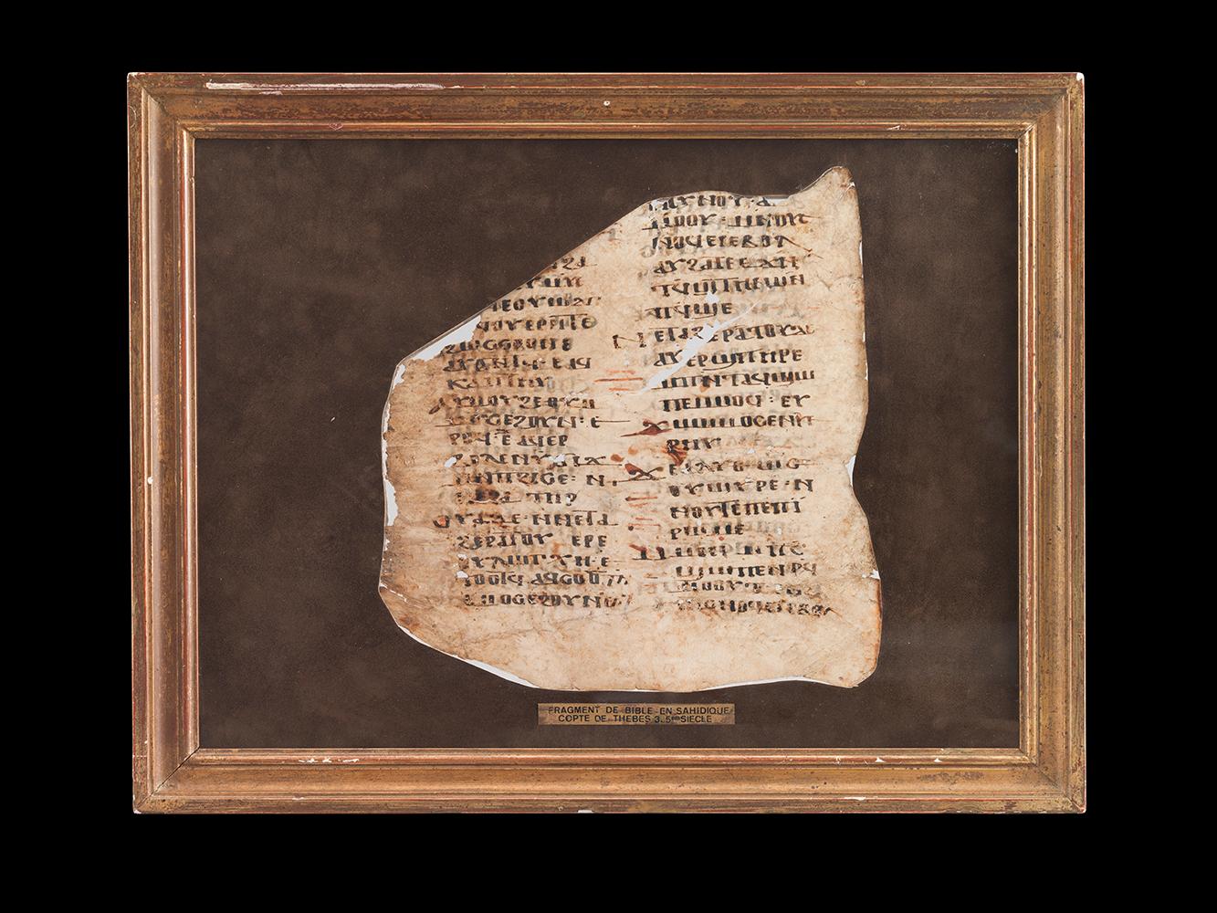Fragmento de papiro con una narración apócrifa desconocida hasta ahora, escrita en copto sahídico. El fragmento presenta dos columnas parciales de texto, con 18 y 21 líneas de escritura clara en tinta negra. Aunque el fragmento en sí se ha datado en