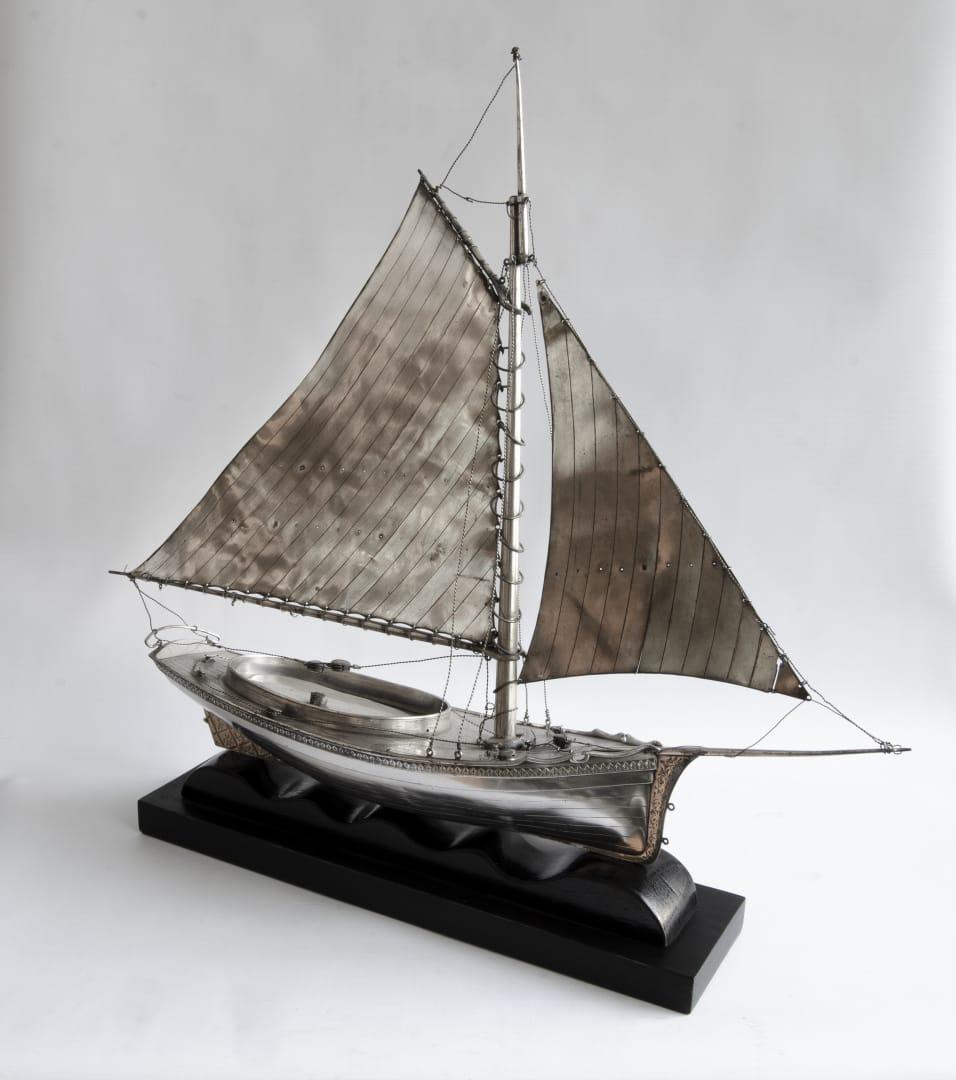 Saiboat en métal blanc, vers 1900
étain plaqué elcrtro 
base en bois.
 