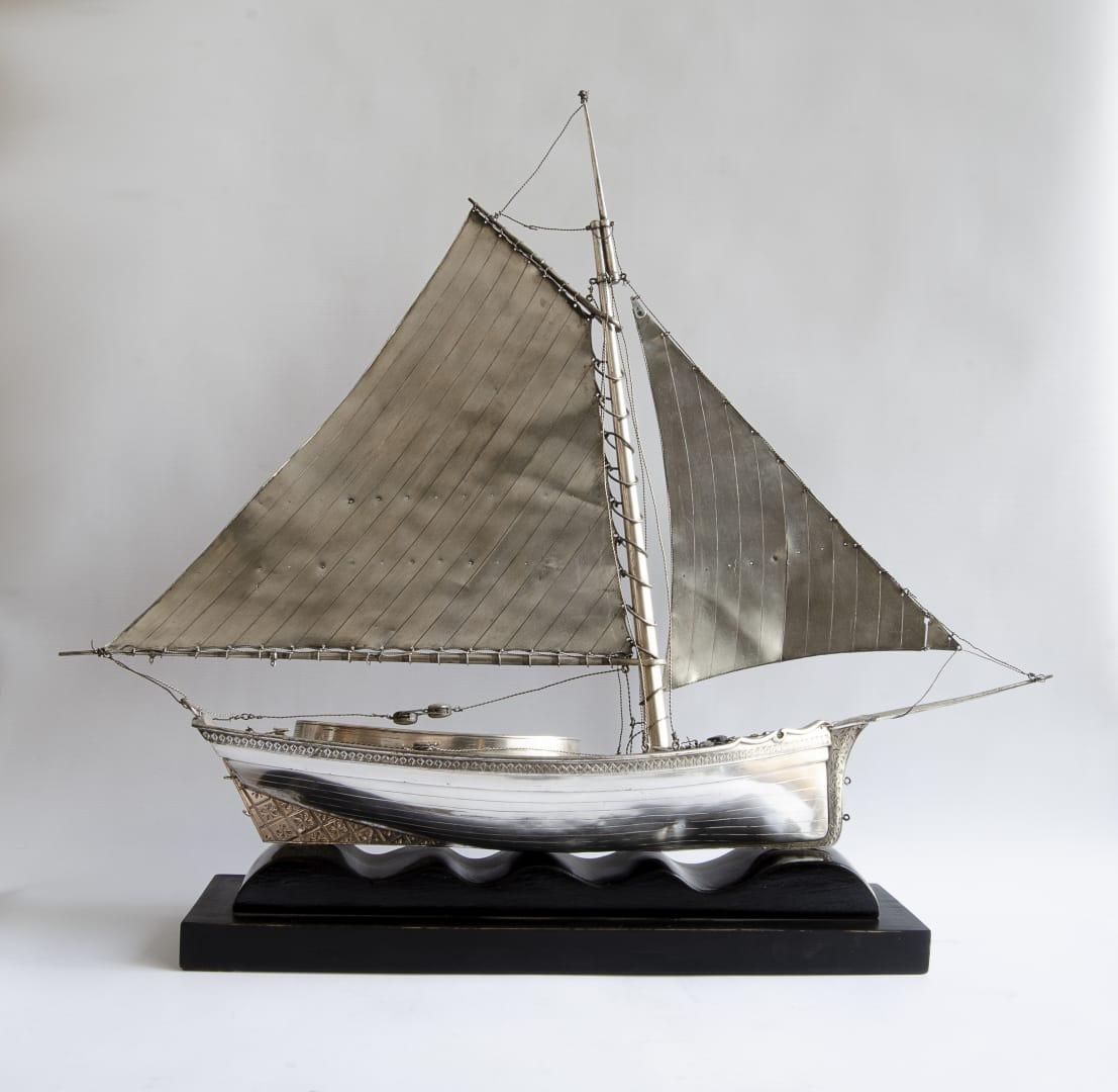 Allemand Sculpture de bateau à voile art déco en métal blanc, vers 1900, en étain  en vente