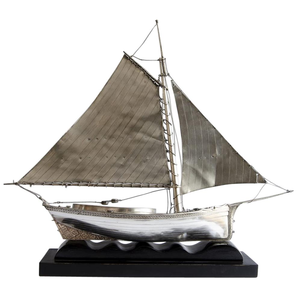 Segelboot-Art-déco-Skulptur aus weißem Metall, um 1900, Zinn 