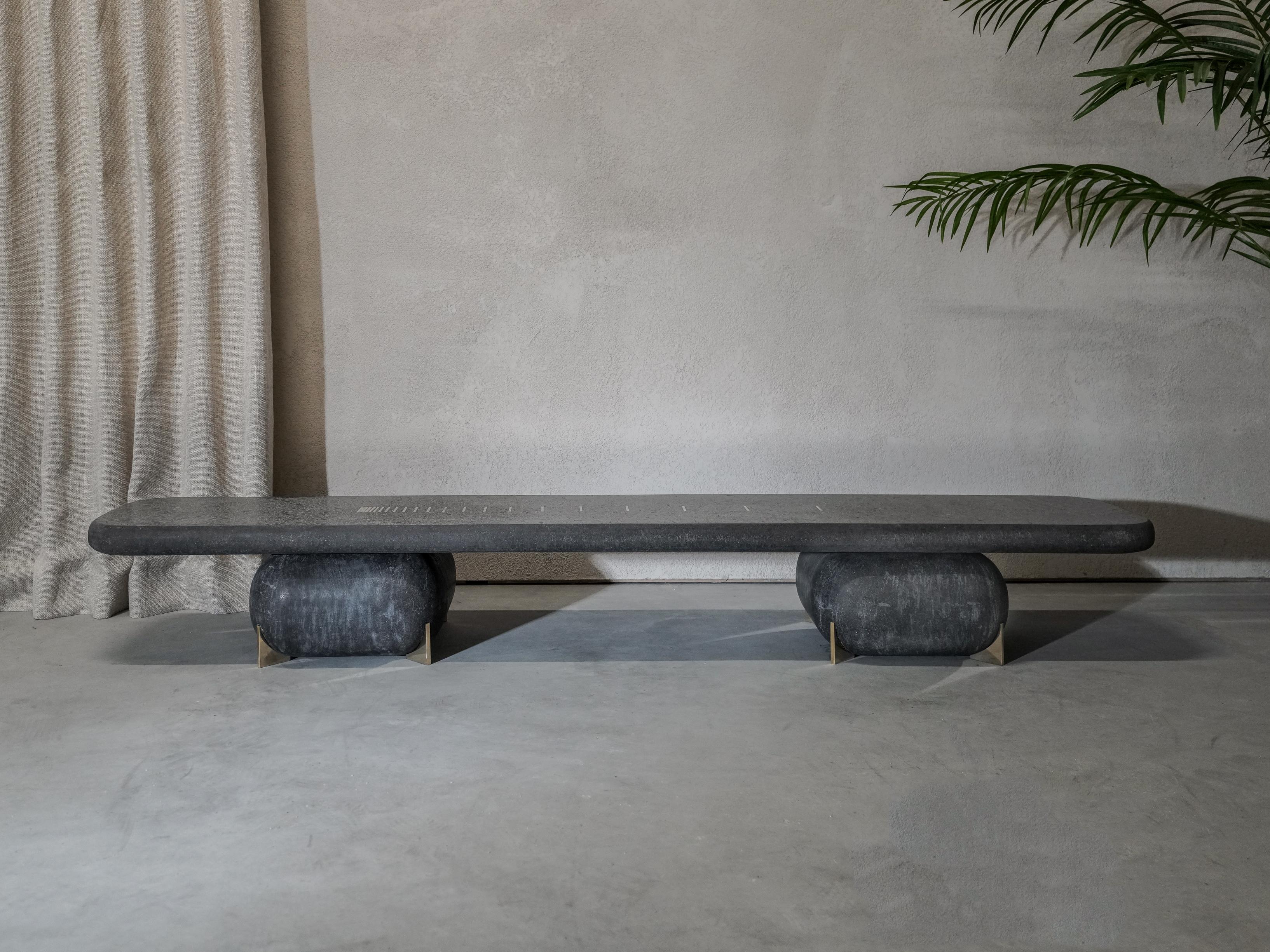 Anglo-japonais Table basse Saikoro noire/gris en terrazzo avec détails en laiton massif en vente