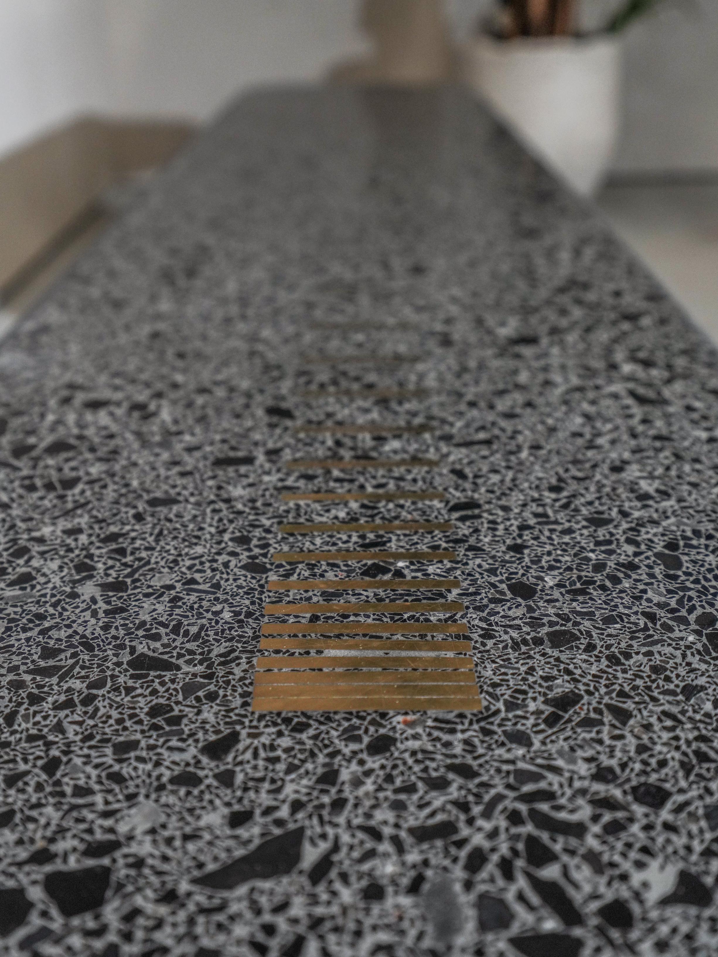Table basse Saikoro noire/gris en terrazzo avec détails en laiton massif Neuf - En vente à Nijlen, BE