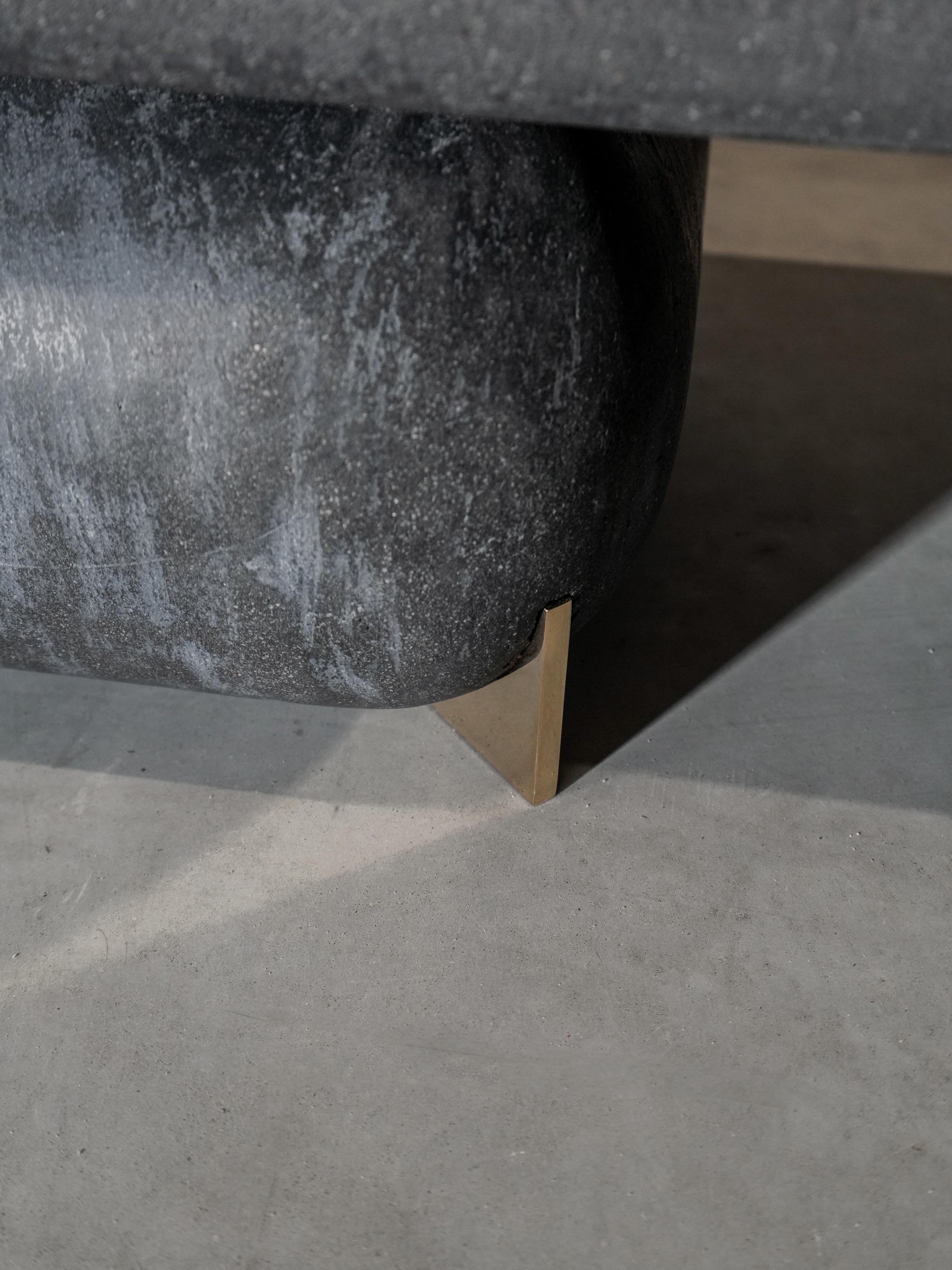 Saikoro Schwarzer/grauer niedriger Beistelltisch aus Terrazzo mit massiven Messingdetails (21. Jahrhundert und zeitgenössisch) im Angebot