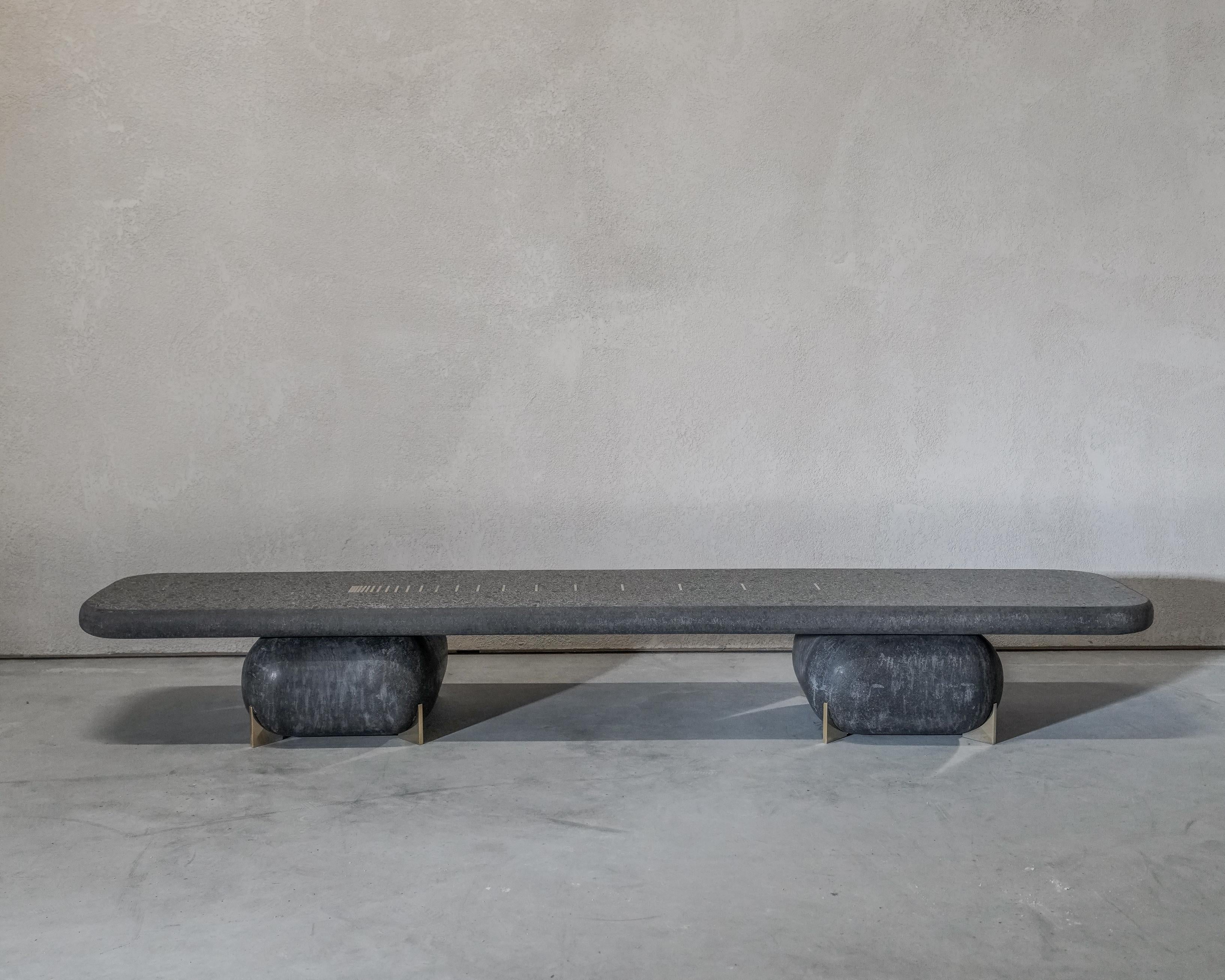 Laiton Table basse Saikoro noire/gris en terrazzo avec détails en laiton massif en vente