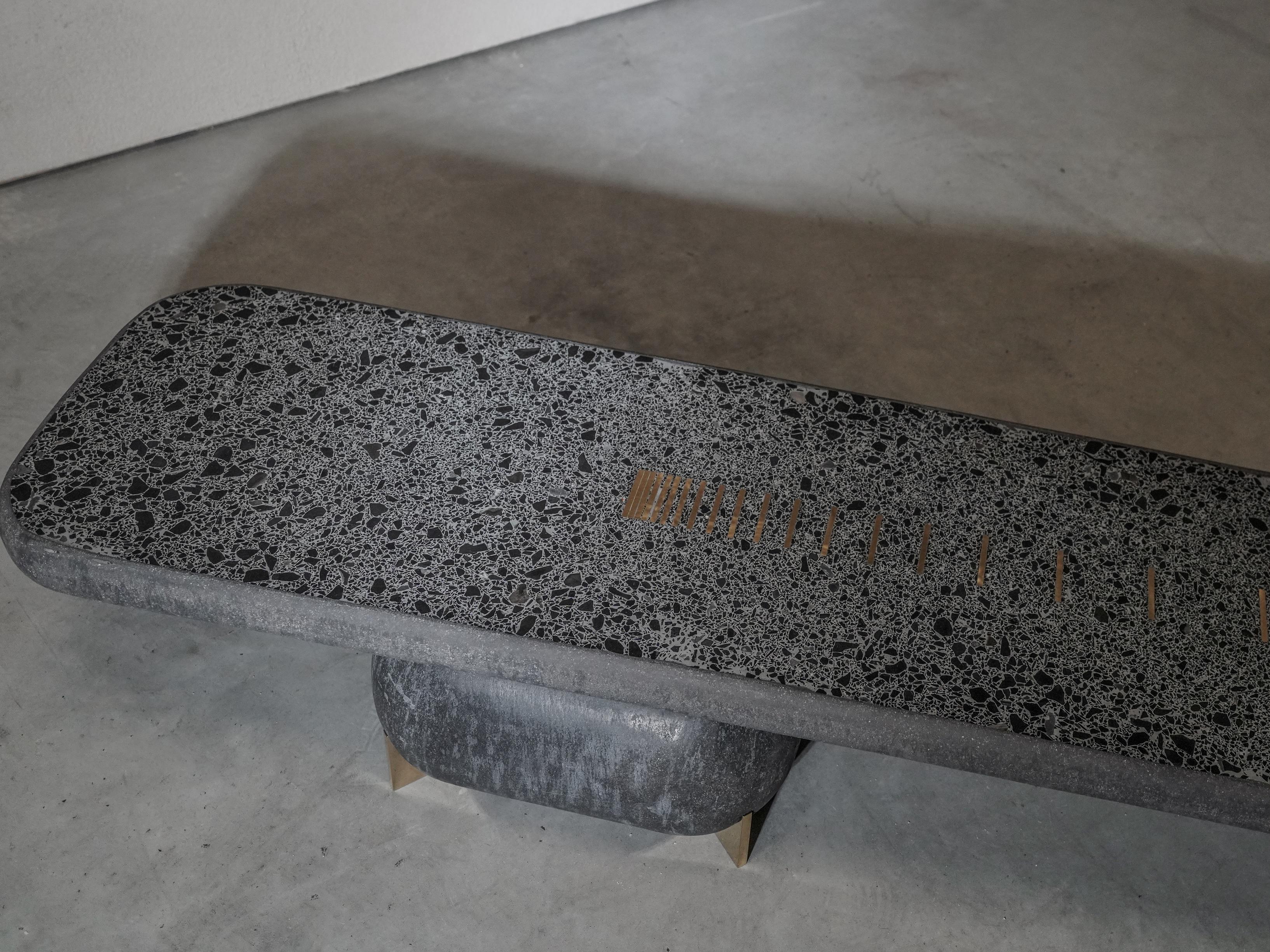 Table basse Saikoro noire/gris en terrazzo avec détails en laiton massif en vente 1