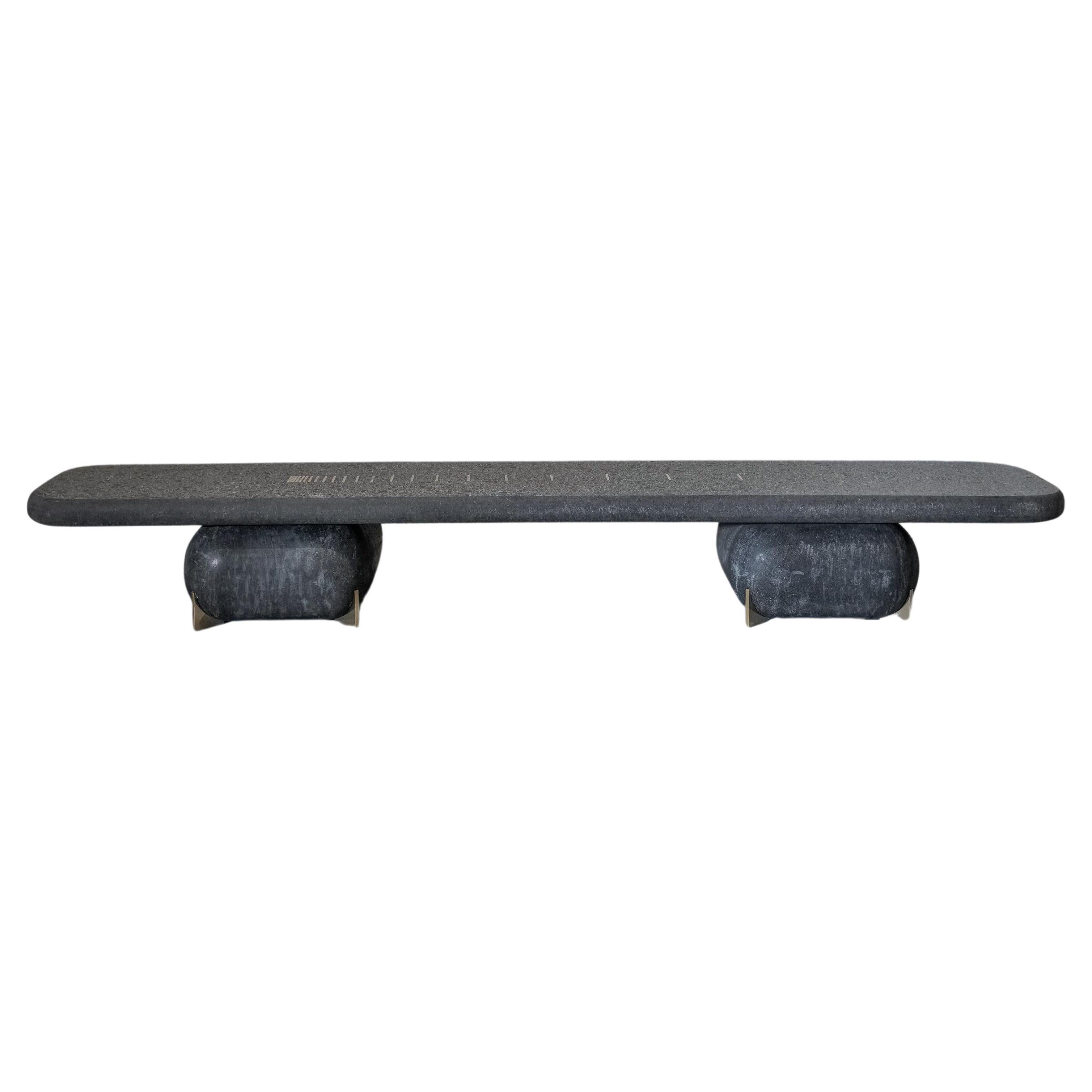 Table basse Saikoro noire/gris en terrazzo avec détails en laiton massif en vente