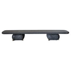 Table basse Saikoro noire/gris en terrazzo avec détails en laiton massif