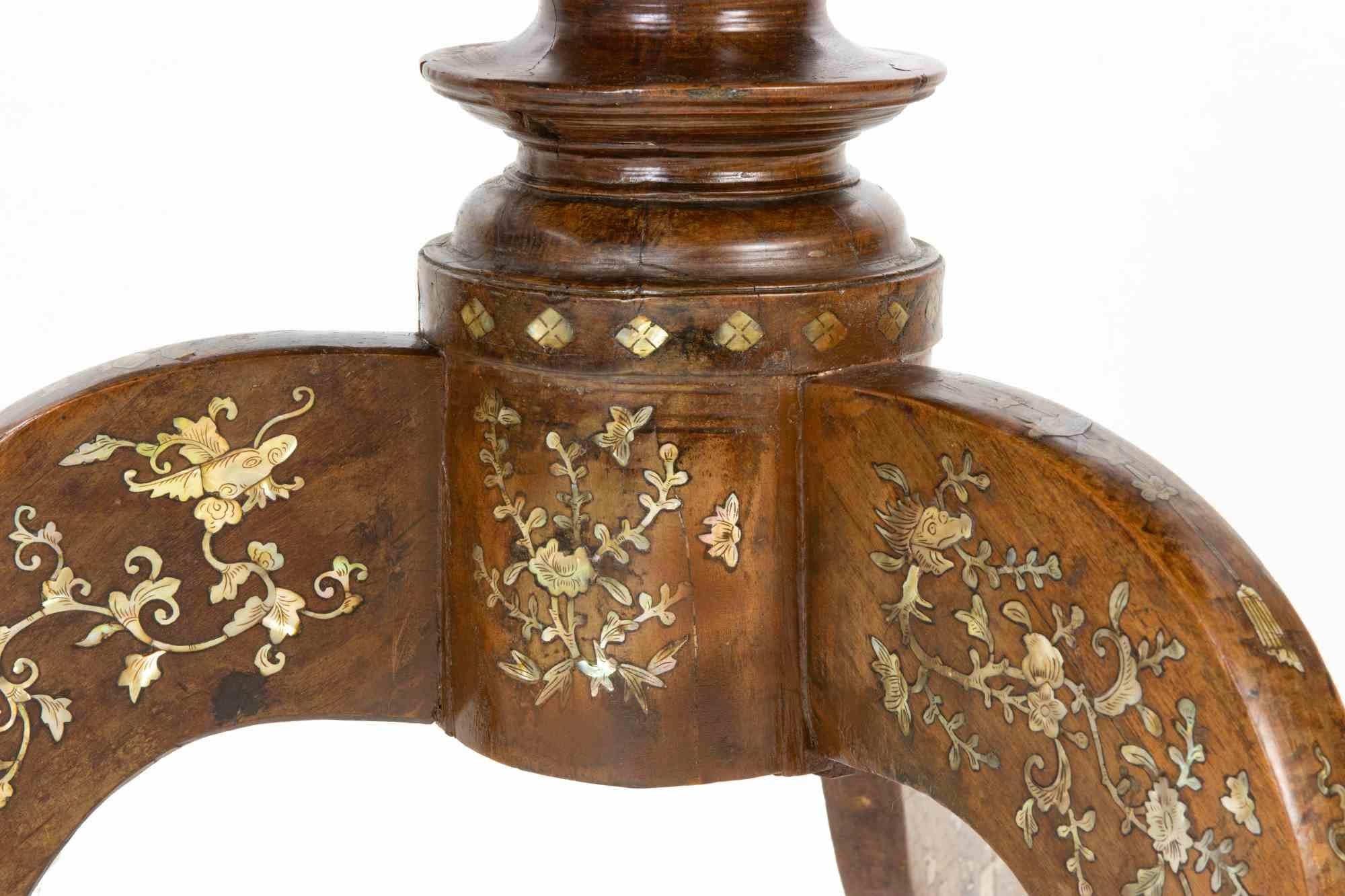 Table orientale en noyer et nacre, 19e siècle 5