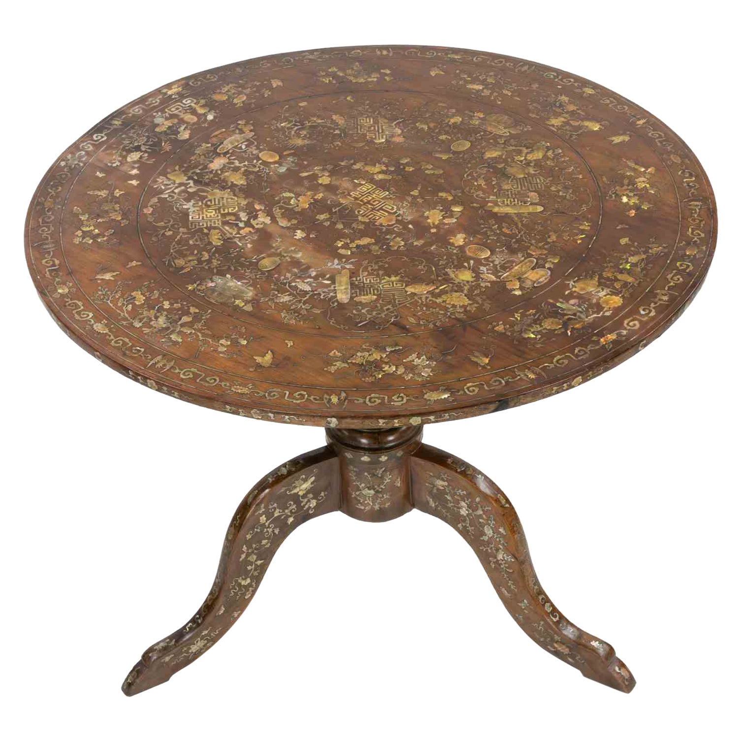 Table orientale à voiles en noyer finement décorée.

Plateau circulaire entièrement incrusté de nacre avec des motifs floraux et végétaux, reposant sur une base tripode.

Très bon état général.