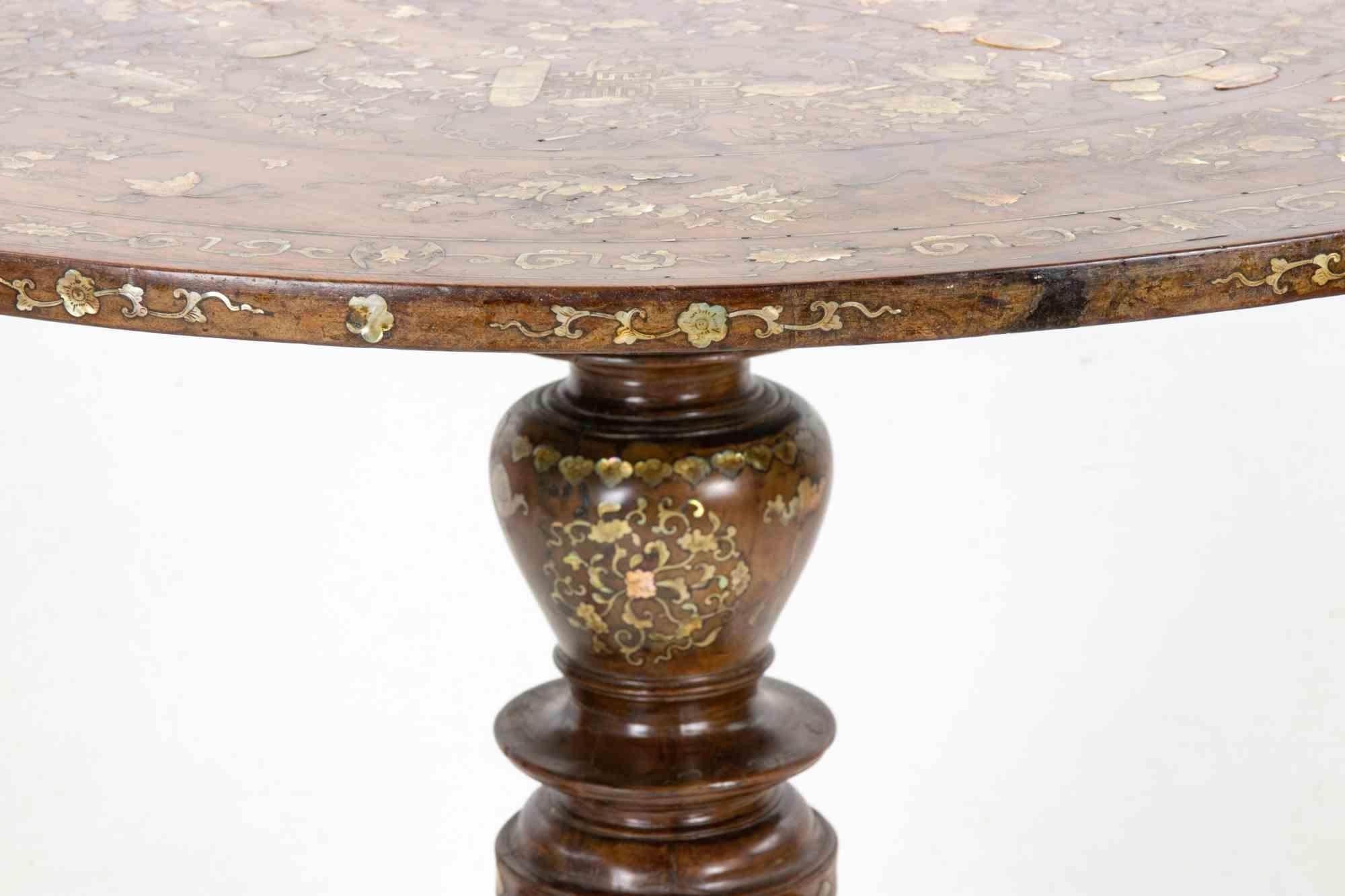 Asiatique Table orientale en noyer et nacre, 19e siècle
